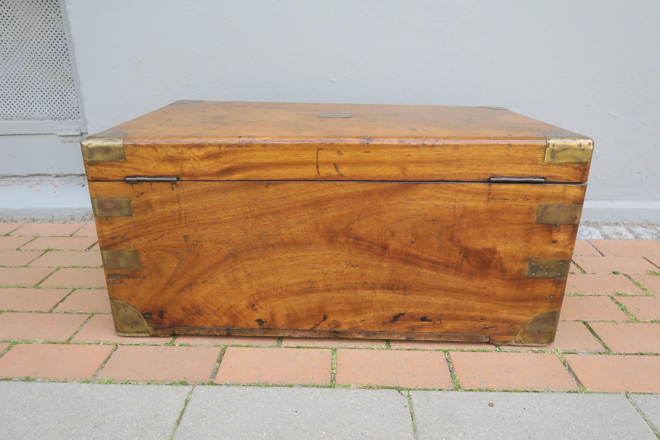 baúl militar antiguo de madera de alcanfor maciza de mediados de la época victoriana en venta 10