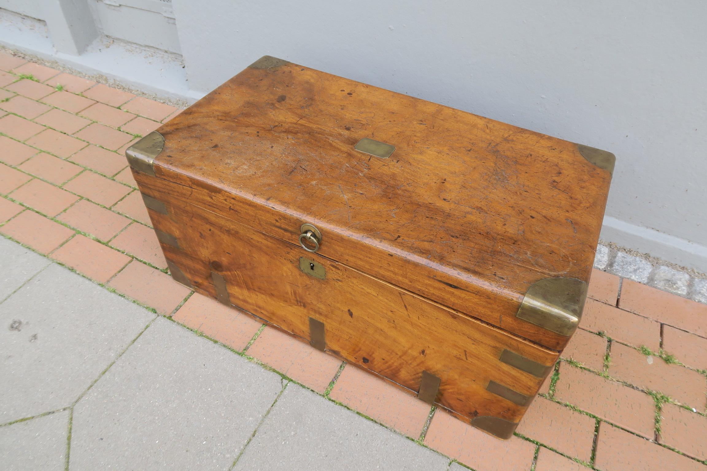baúl militar antiguo de madera de alcanfor maciza de mediados de la época victoriana Colonial británico en venta