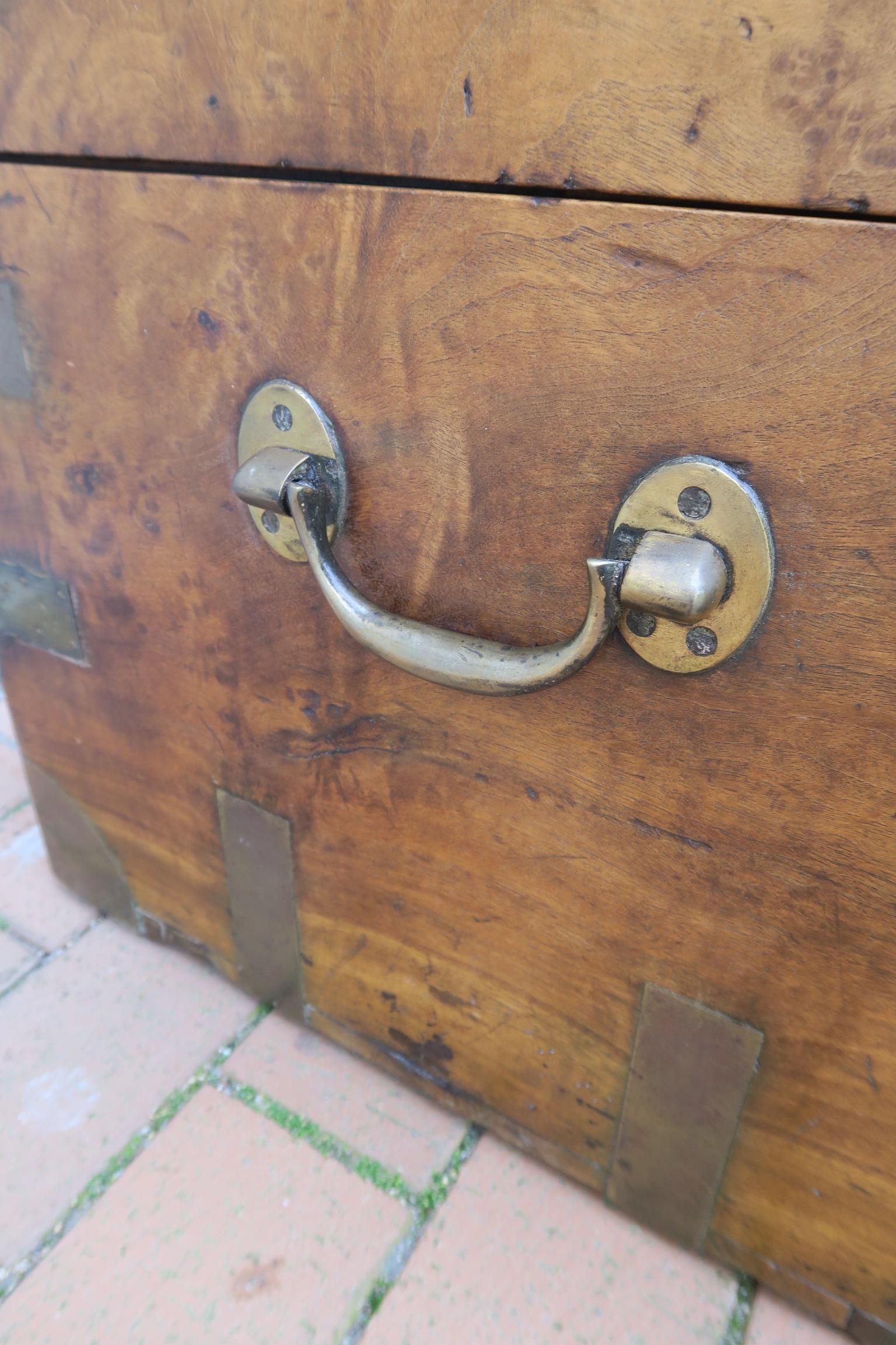 baúl militar antiguo de madera de alcanfor maciza de mediados de la época victoriana Hecho a mano en venta