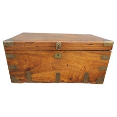 baúl militar antiguo de madera de alcanfor maciza de mediados de la época victoriana
