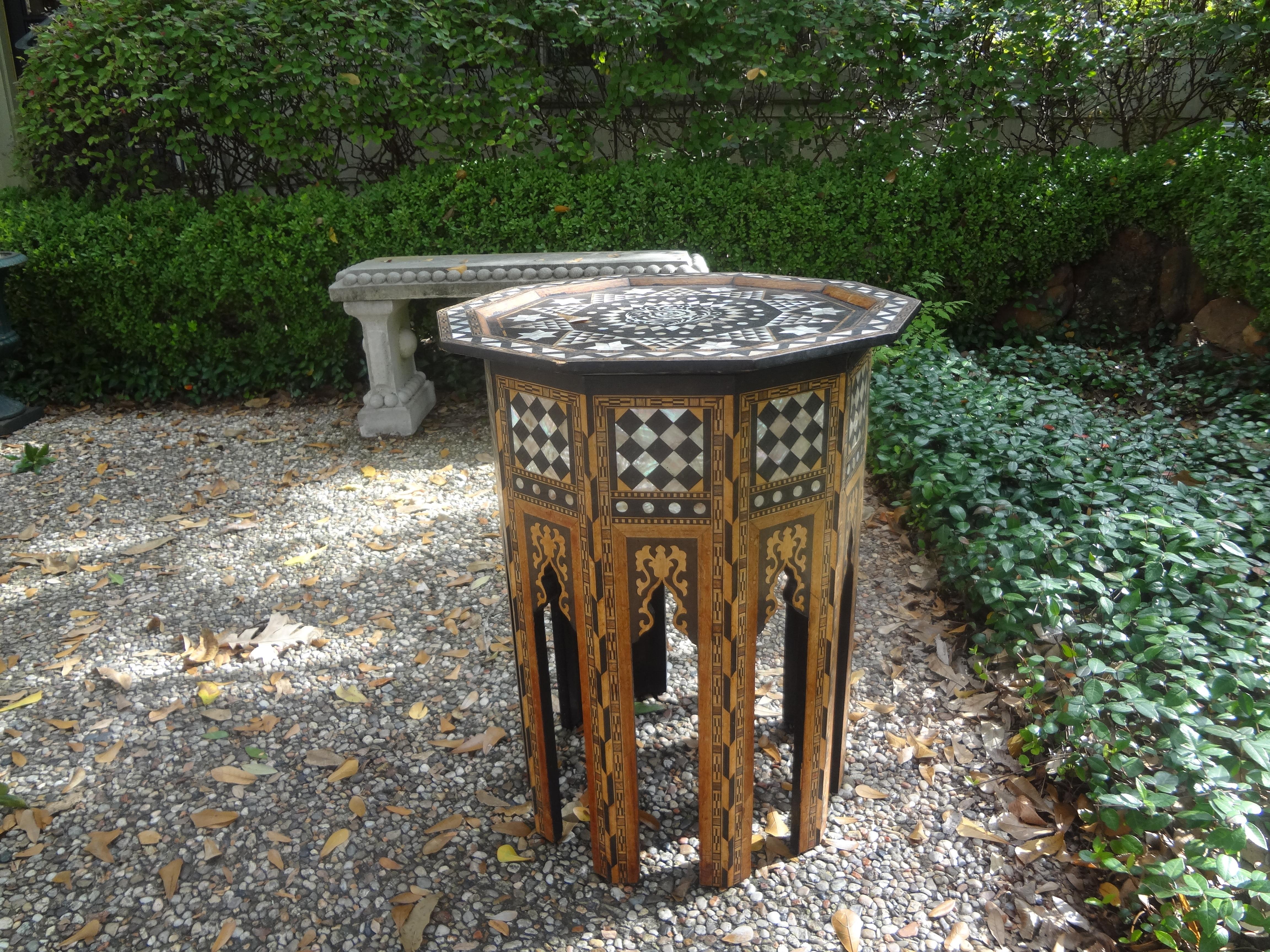 Antiker Tisch mit Perlmutt-Intarsien im arabischen Stil aus dem Nahen Osten im Angebot 4