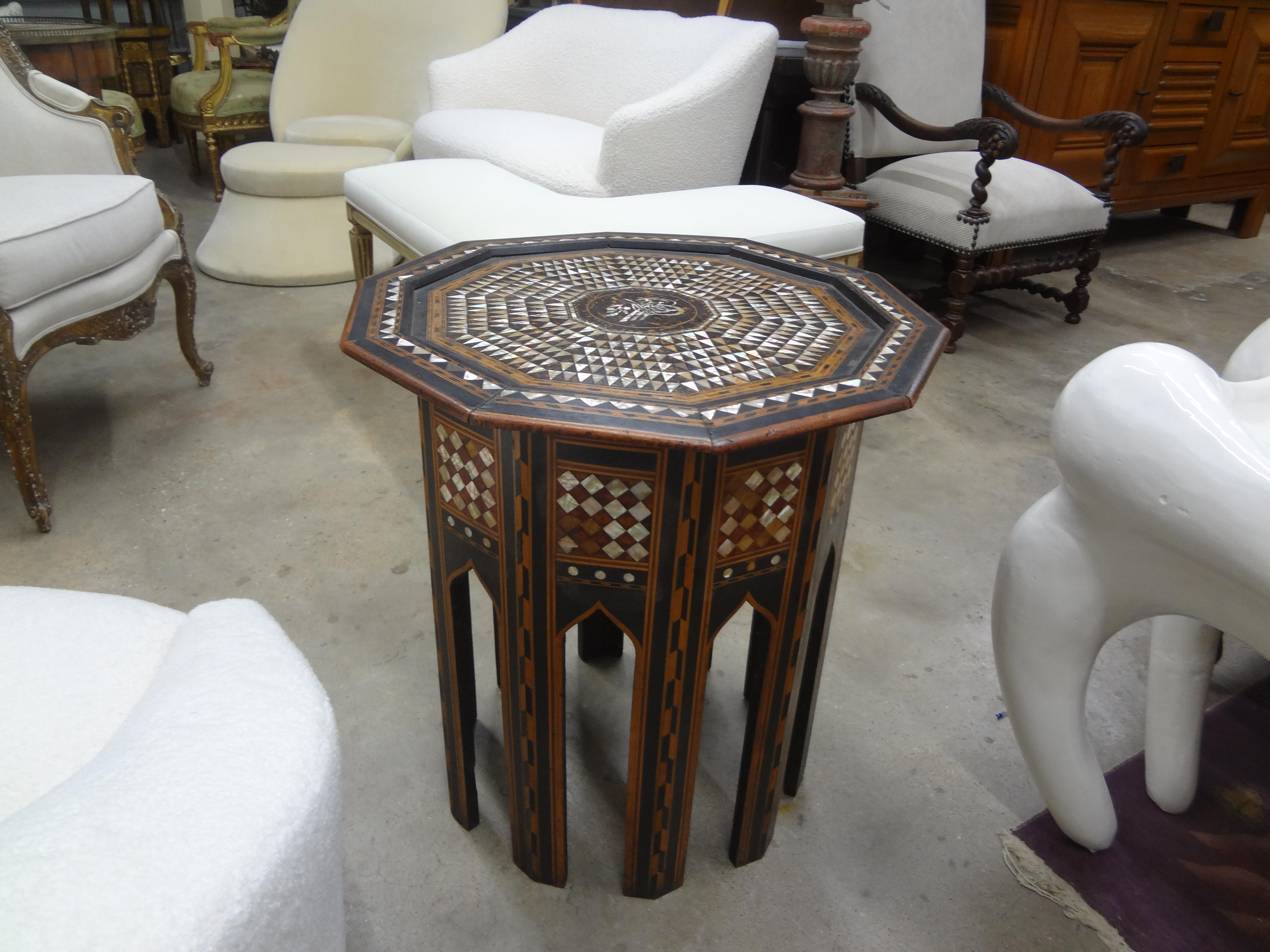 Ancienne table de style arabesque du Moyen-Orient incrustée de nacre en vente 2