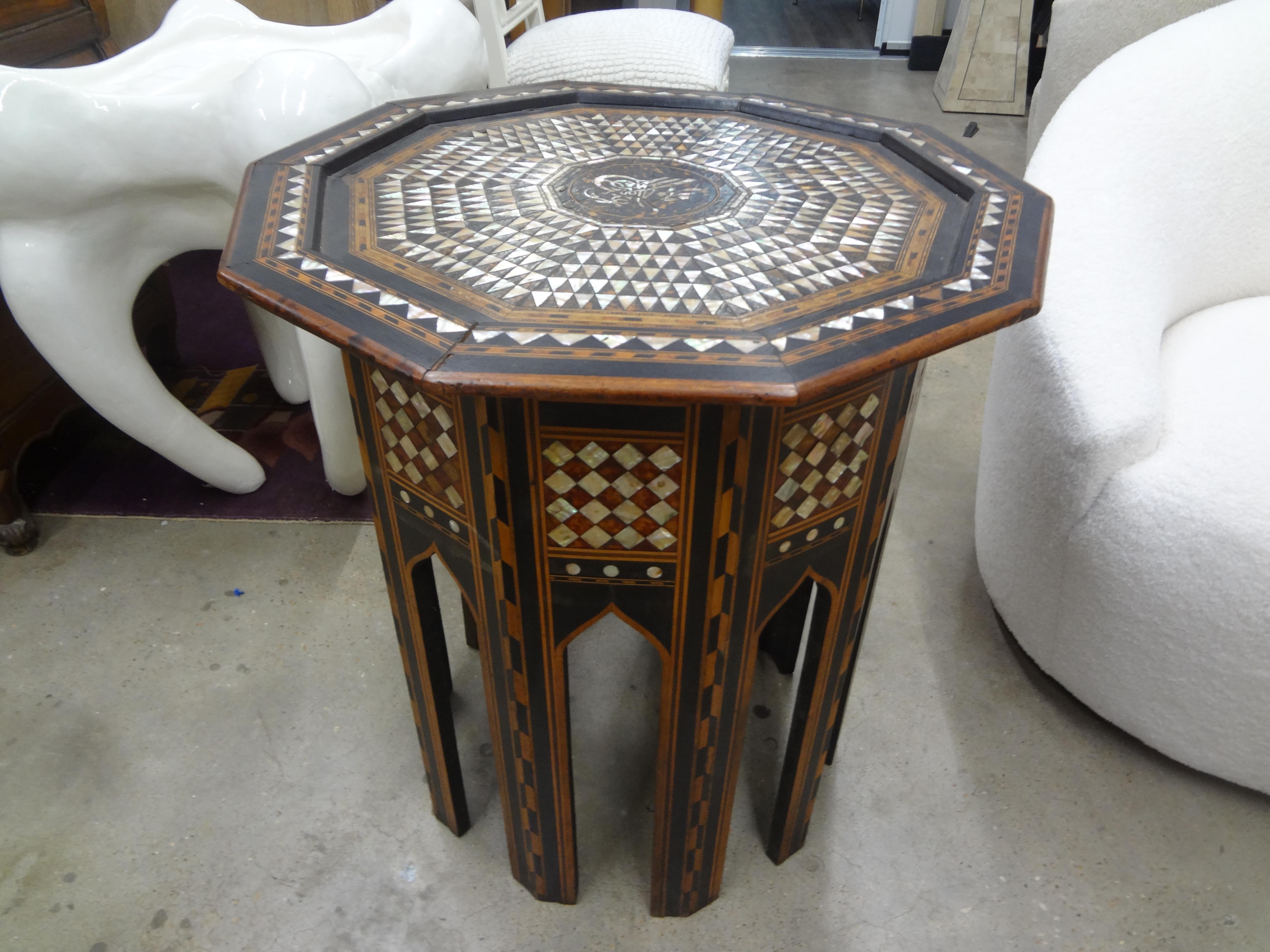 Table d'appoint octogonale ancienne de style arabe du Moyen-Orient, marocain ou mauresque. Cette magnifique table présente un superbe motif avec une alternance d'incrustations complexes de bois mélangés et de nacre dans un motif géométrique