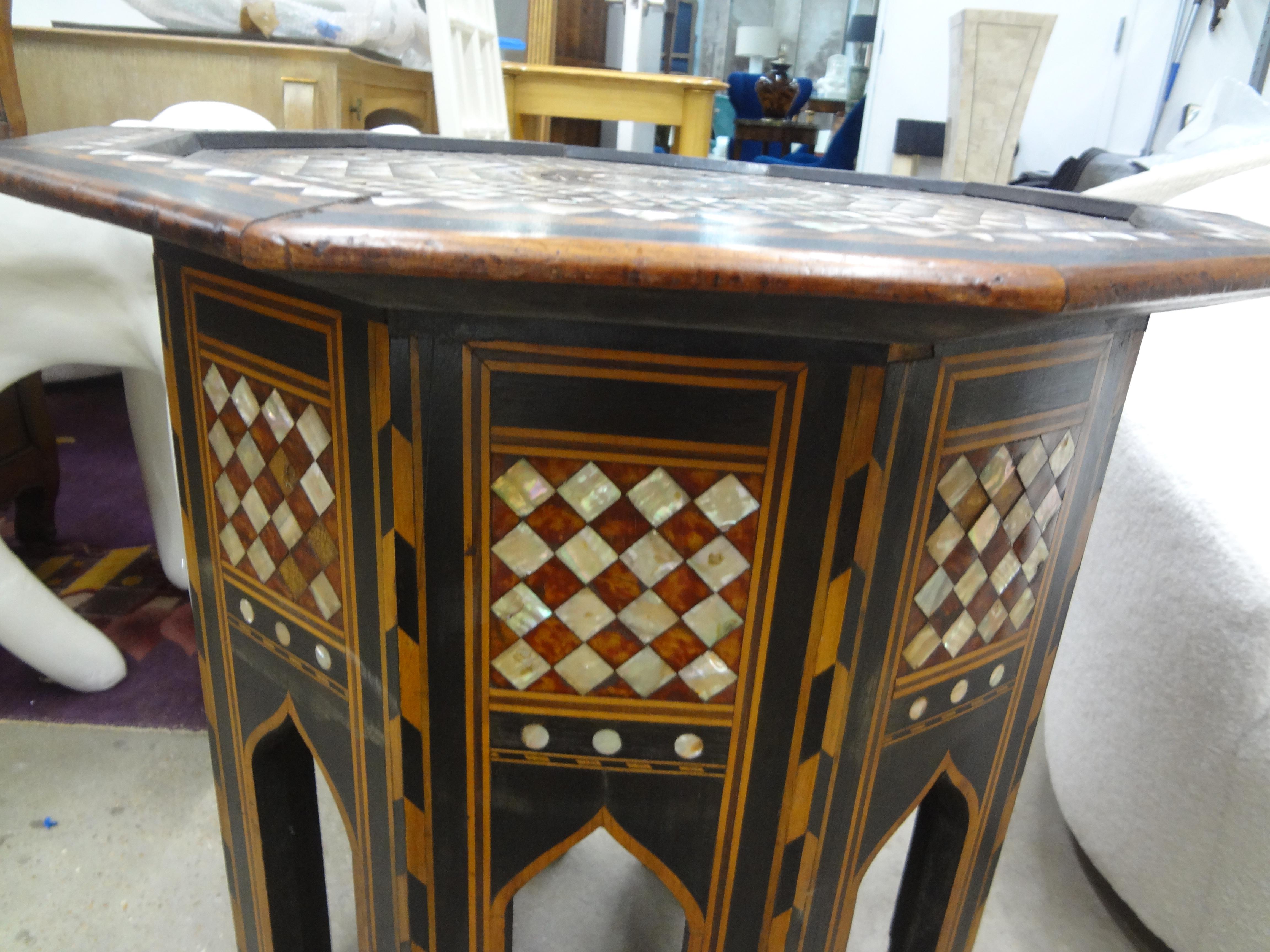 Anglo-indien Ancienne table de style arabesque du Moyen-Orient incrustée de nacre en vente