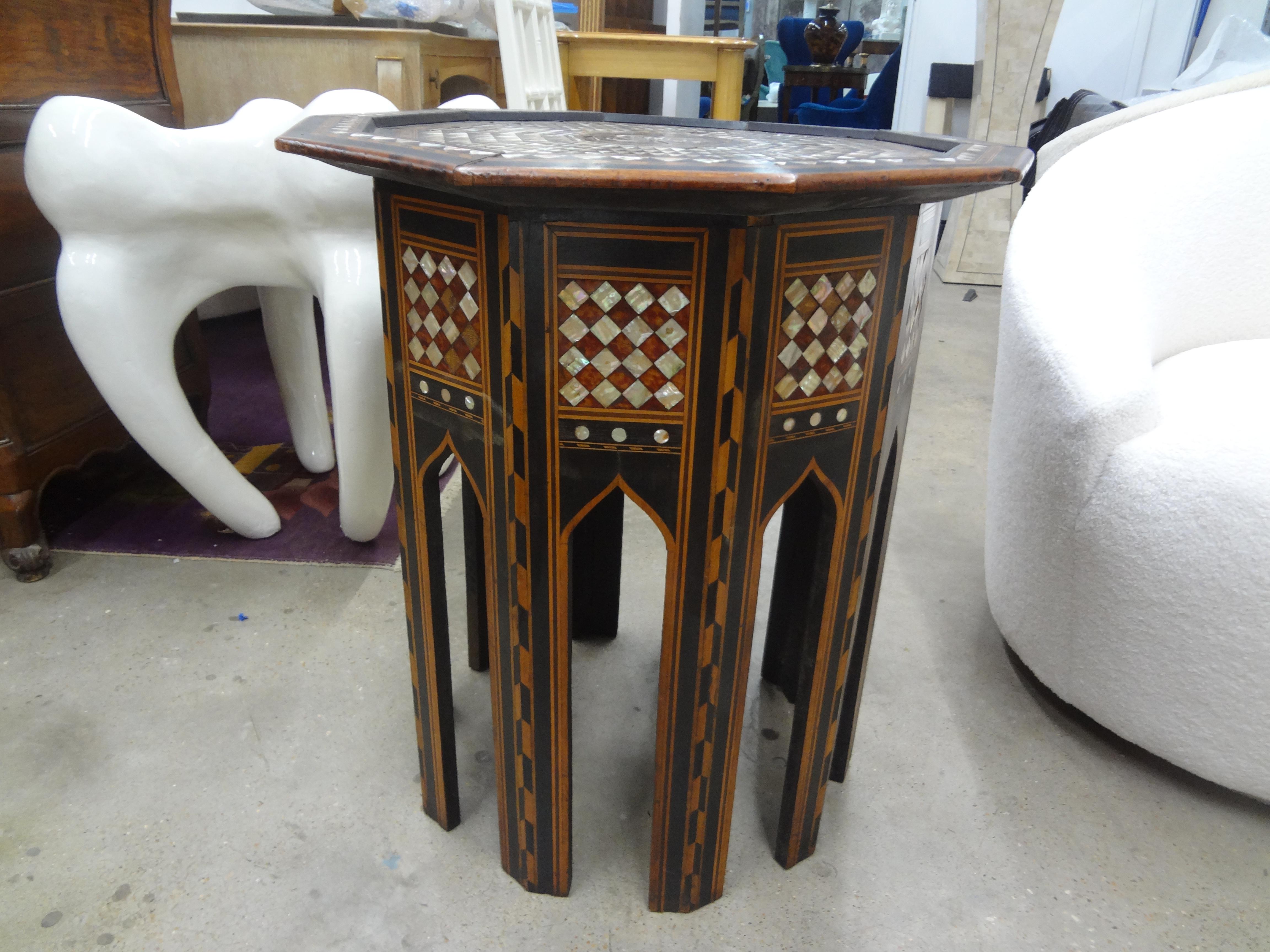 Marocain Ancienne table de style arabesque du Moyen-Orient incrustée de nacre en vente
