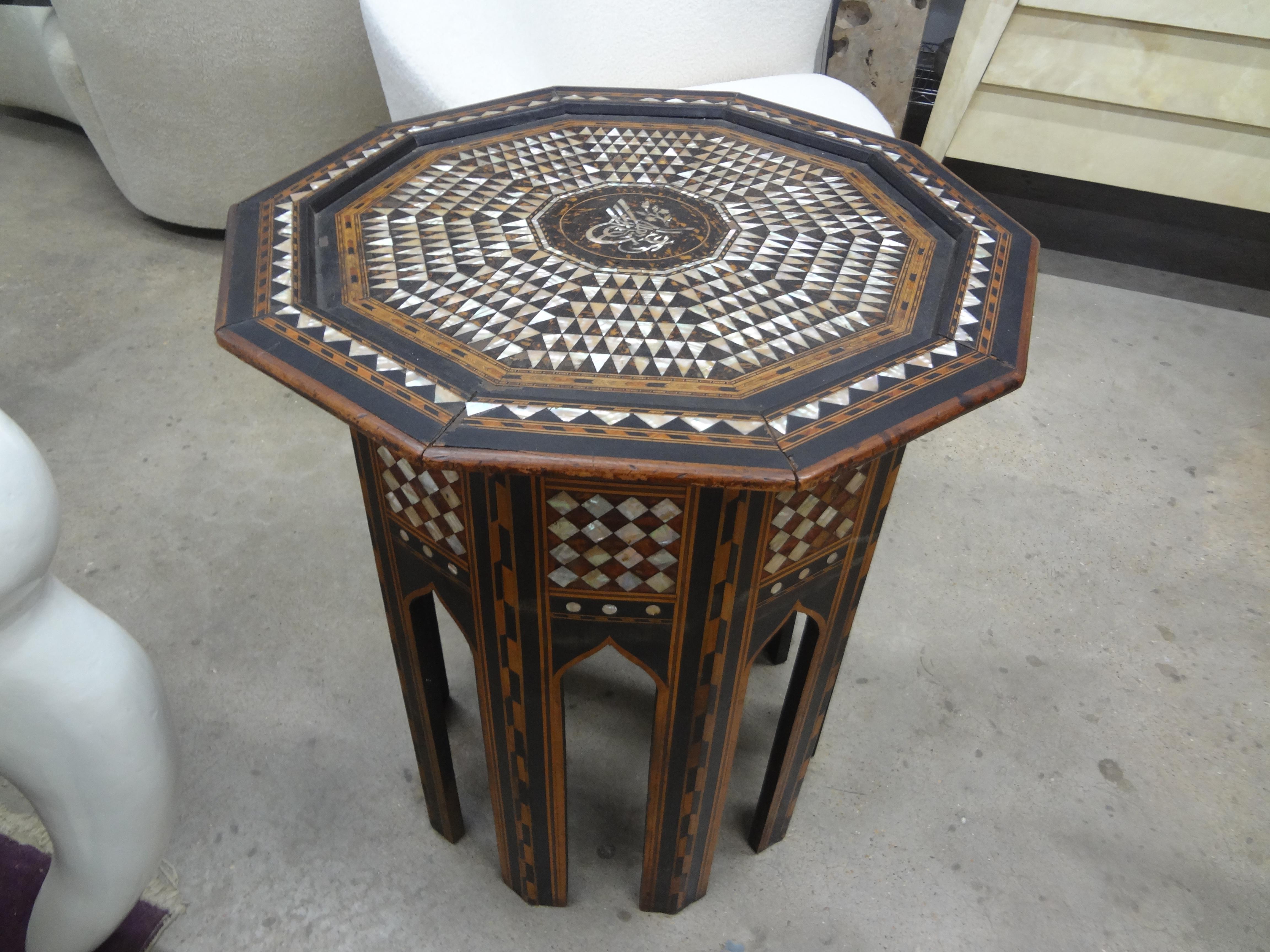 Ancienne table de style arabesque du Moyen-Orient incrustée de nacre Bon état - En vente à Houston, TX