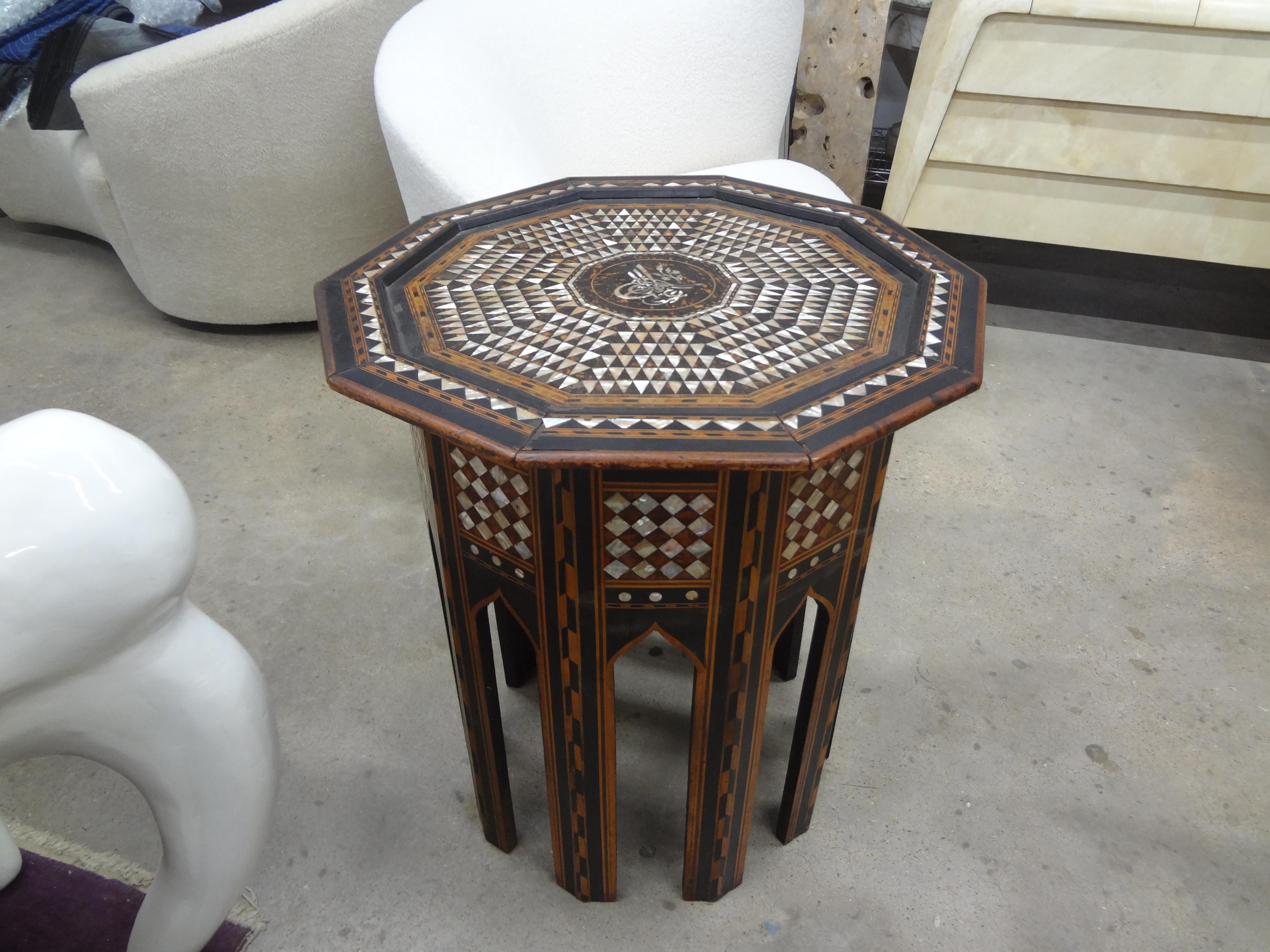 Début du 20ème siècle Ancienne table de style arabesque du Moyen-Orient incrustée de nacre en vente