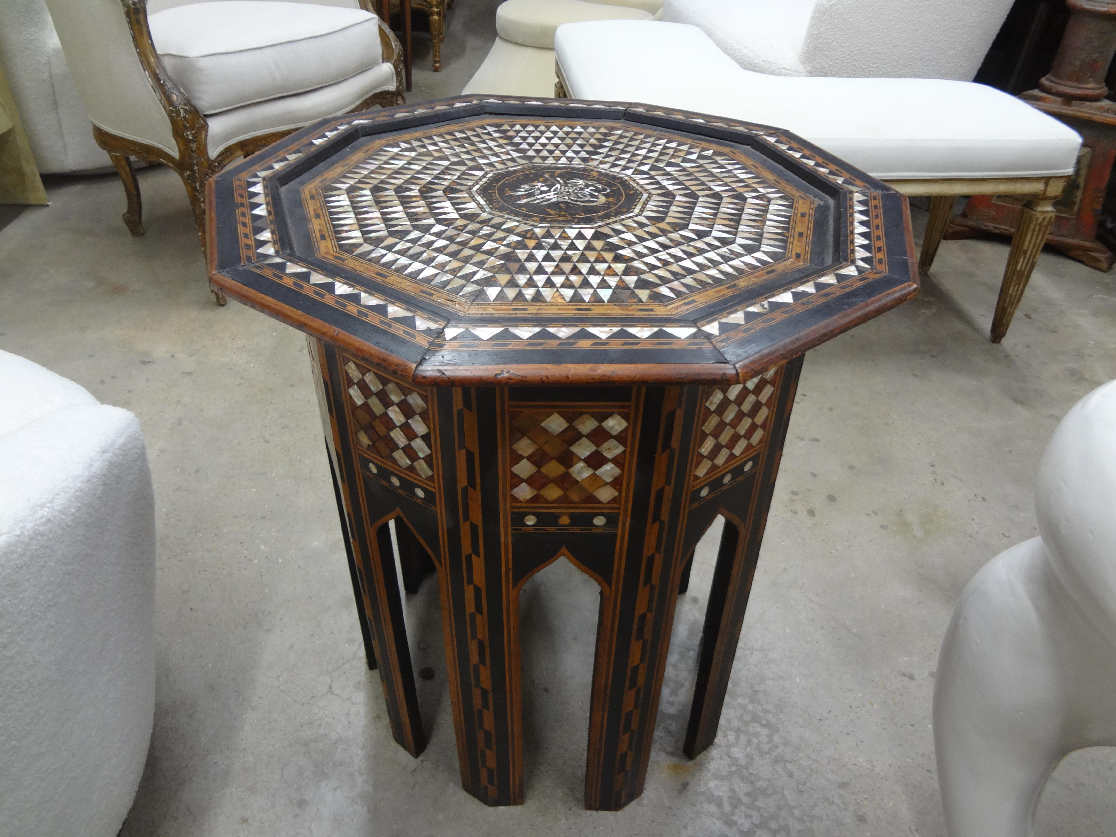 Bois Ancienne table de style arabesque du Moyen-Orient incrustée de nacre en vente