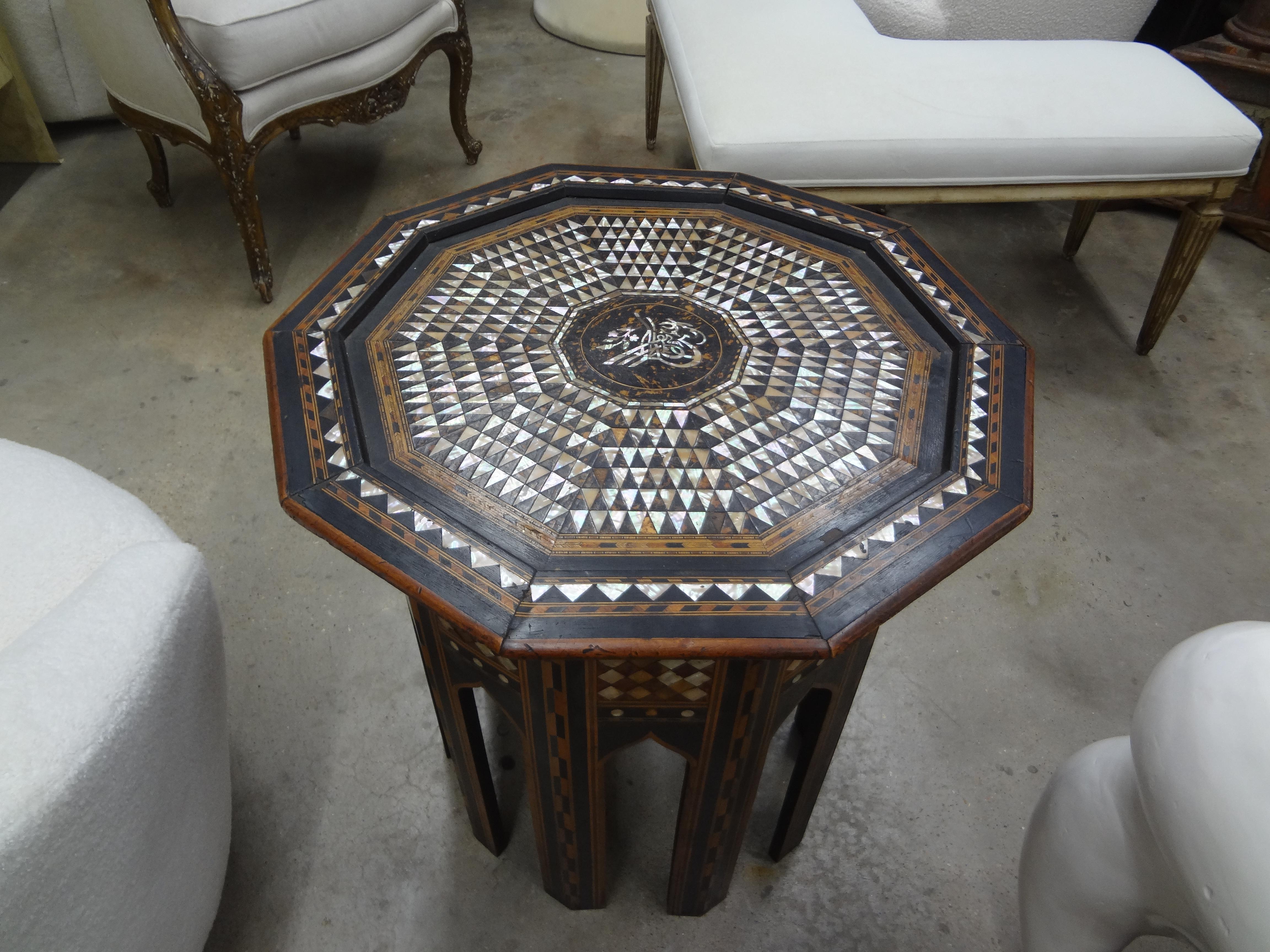 Ancienne table de style arabesque du Moyen-Orient incrustée de nacre en vente 1