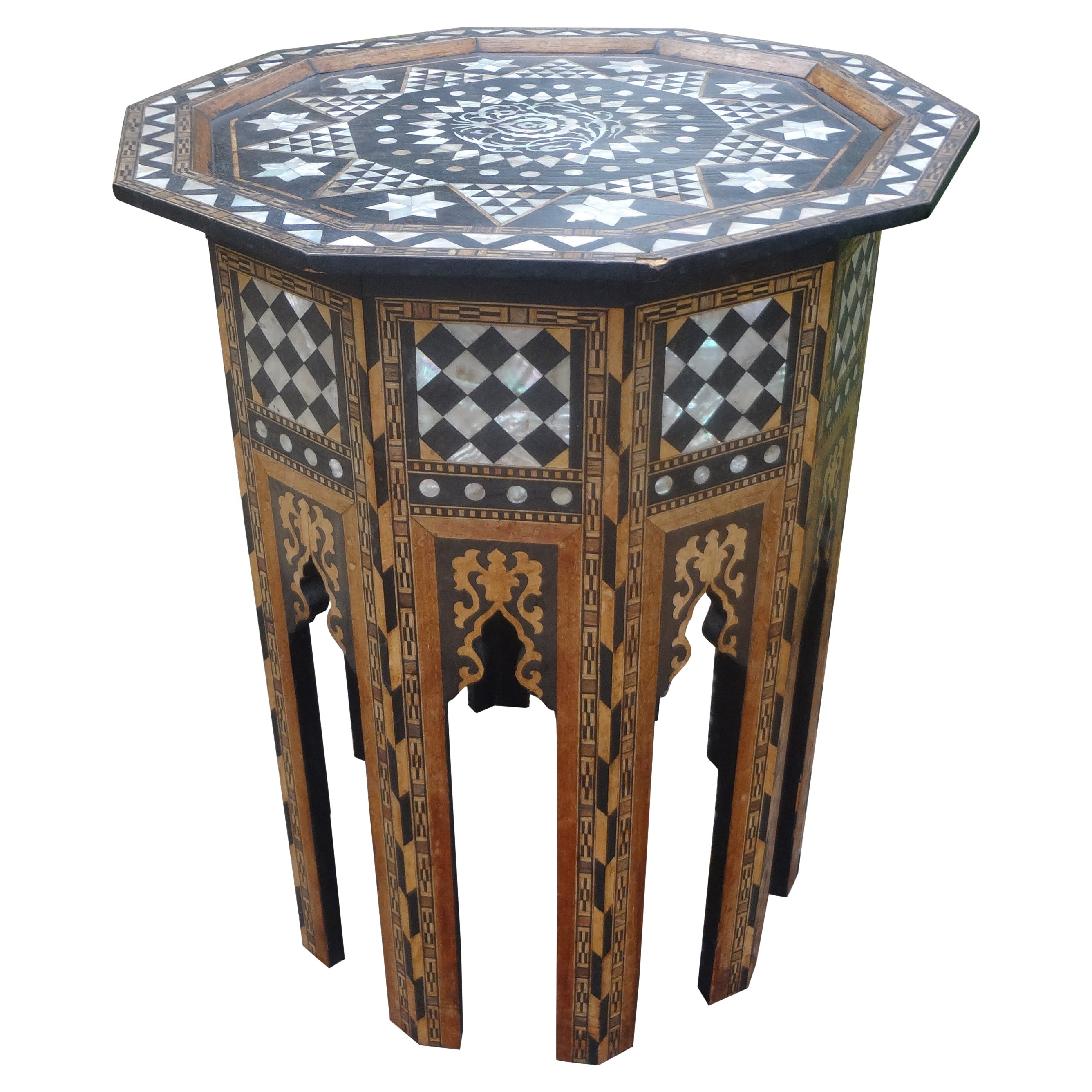 Mesa antigua de Oriente Medio de estilo arabesco con incrustaciones de nácar