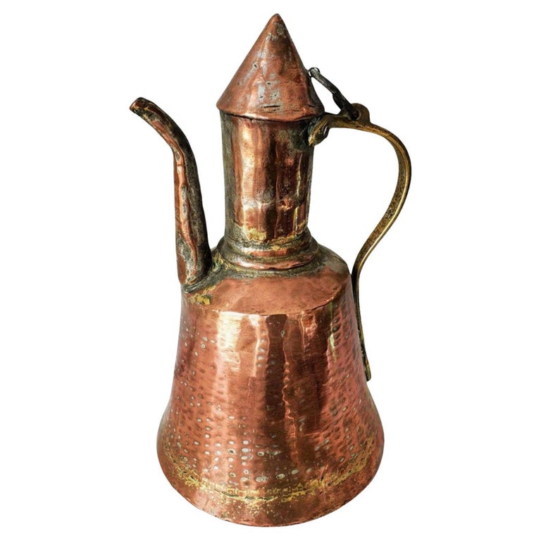 Ancienne aiguière arabe du Moyen-Orient en cuivre martelé et laiton - En  vente sur 1stDibs