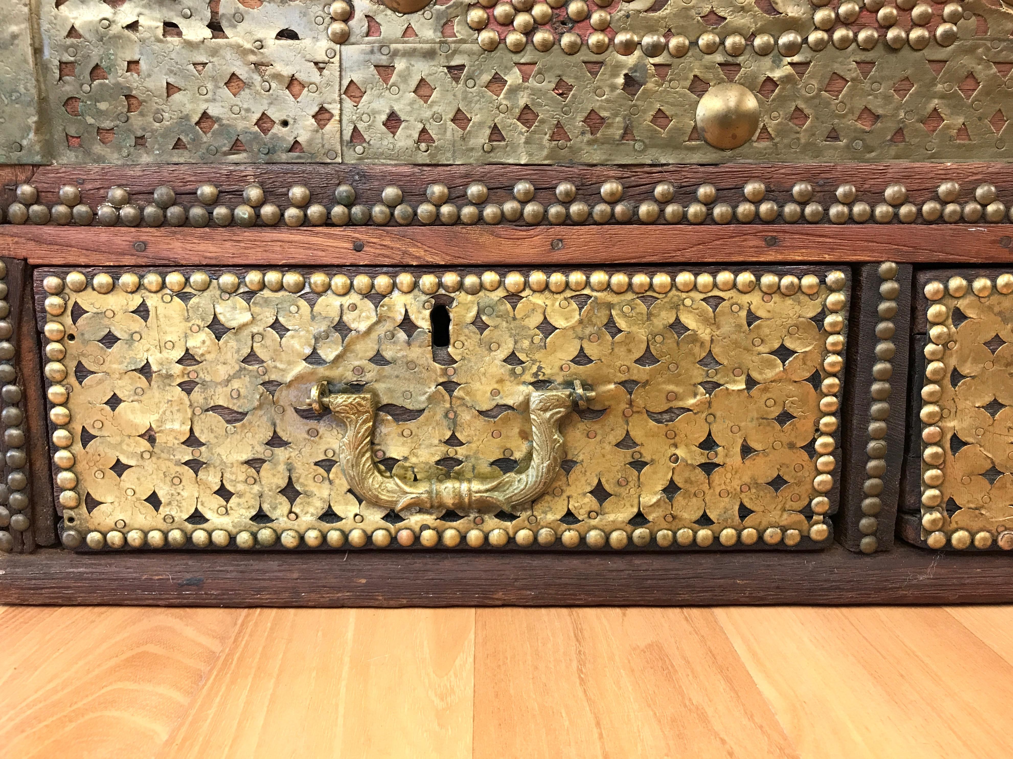 Coffre de marin ancien en bois plaqué laiton du Moyen-Orient 3
