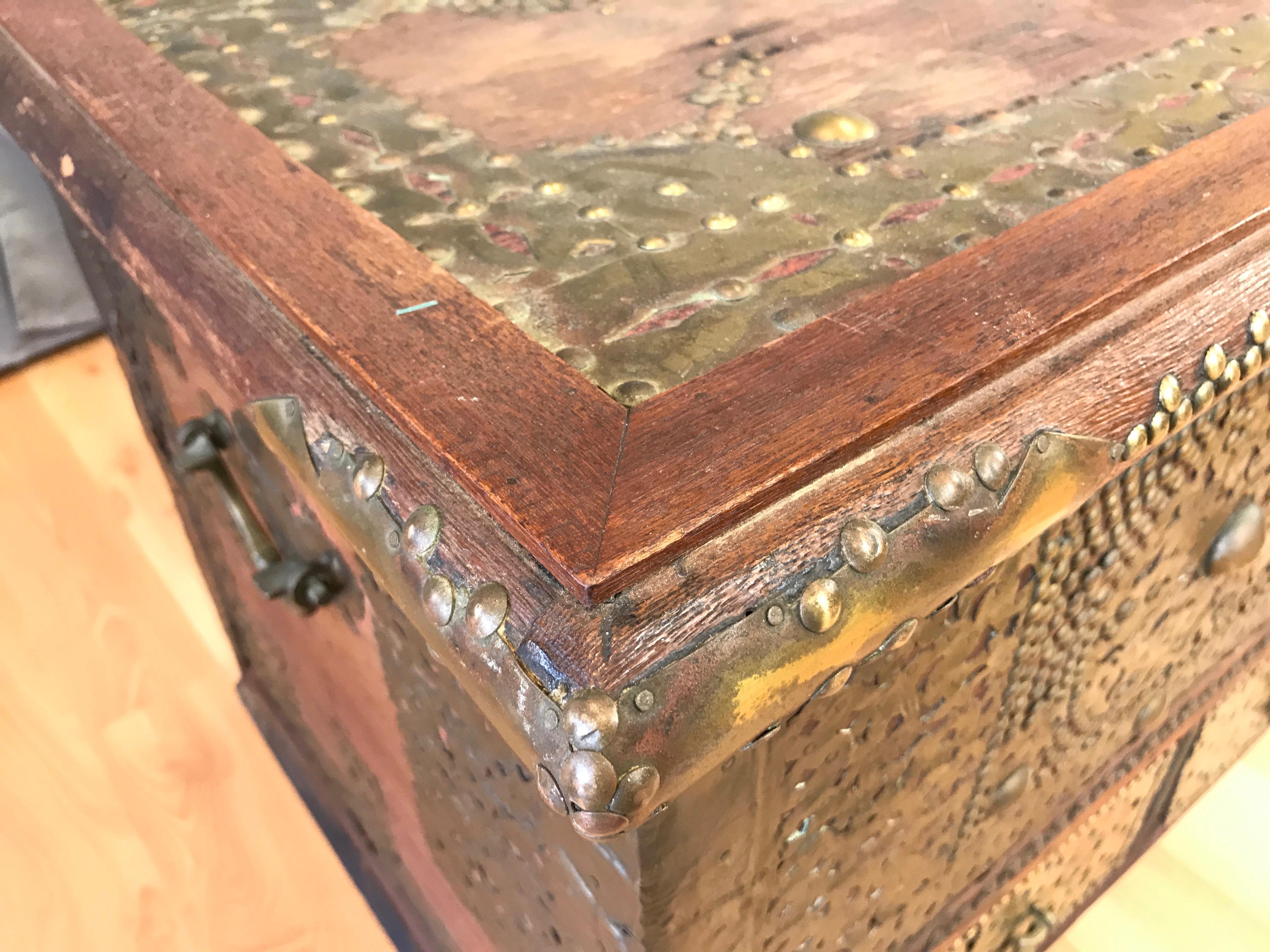 Coffre de marin ancien en bois plaqué laiton du Moyen-Orient 6