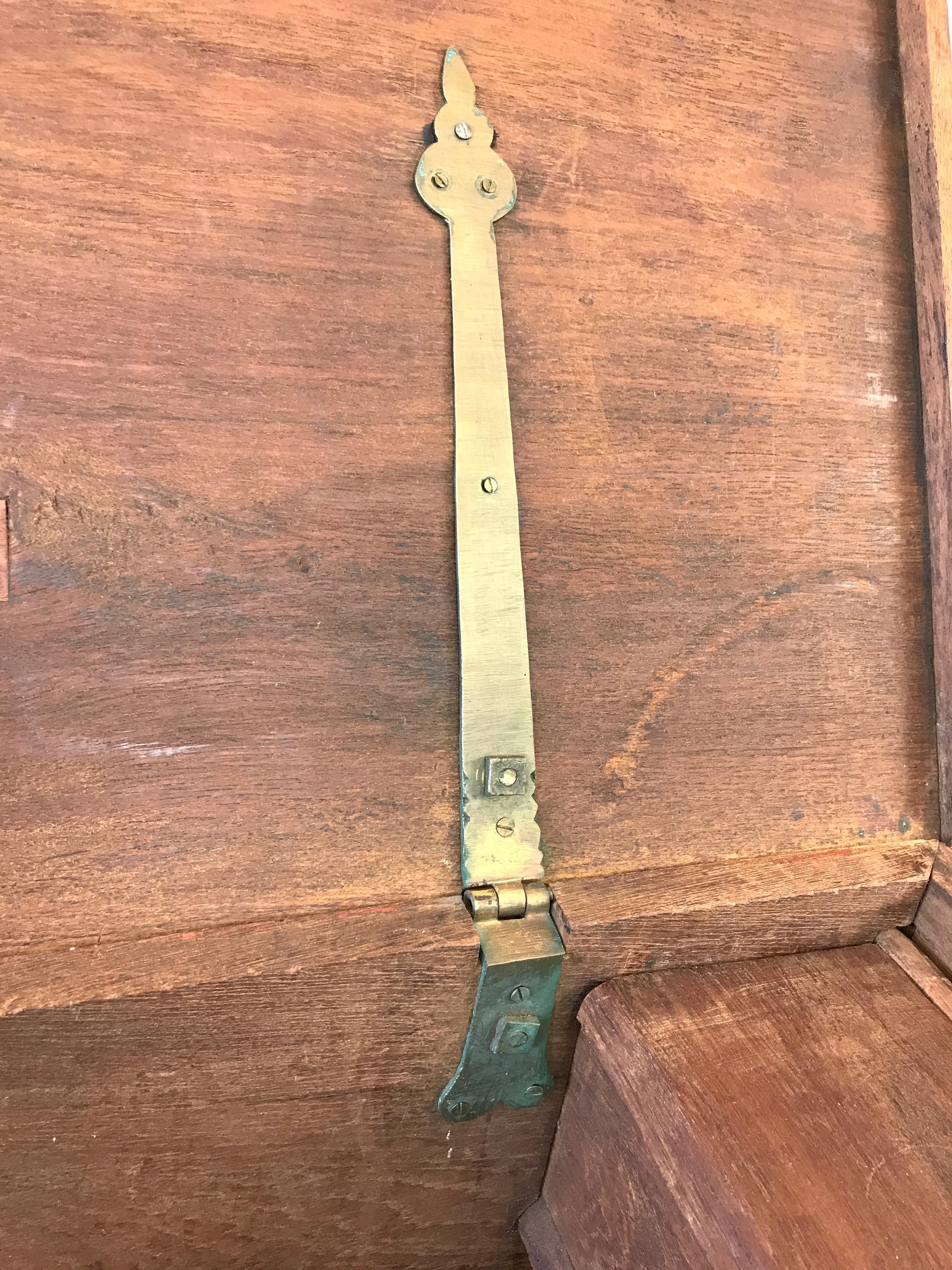 Coffre de marin ancien en bois plaqué laiton du Moyen-Orient 10