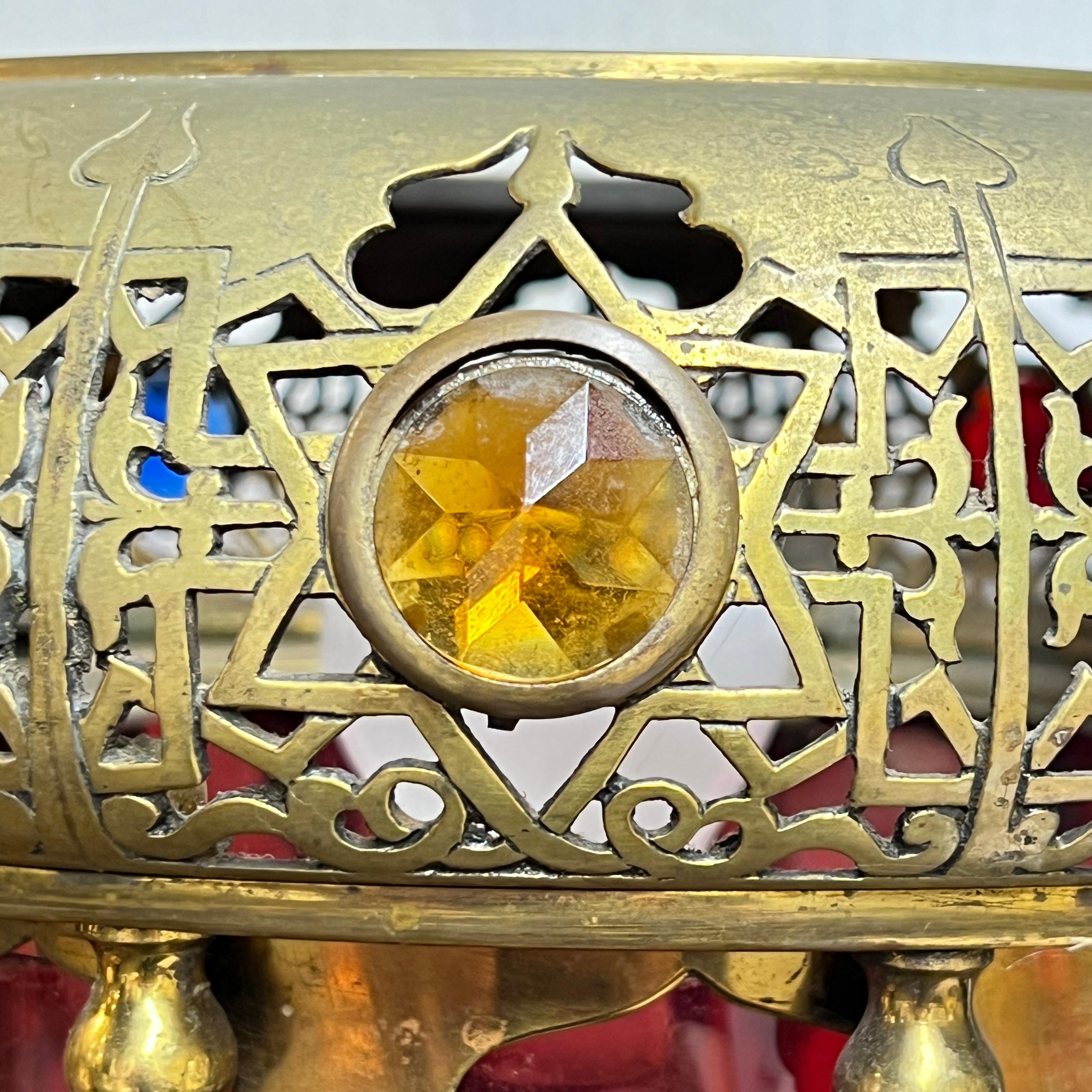 Doré Lanterne ancienne du Moyen-Orient en bronze et verre en vente