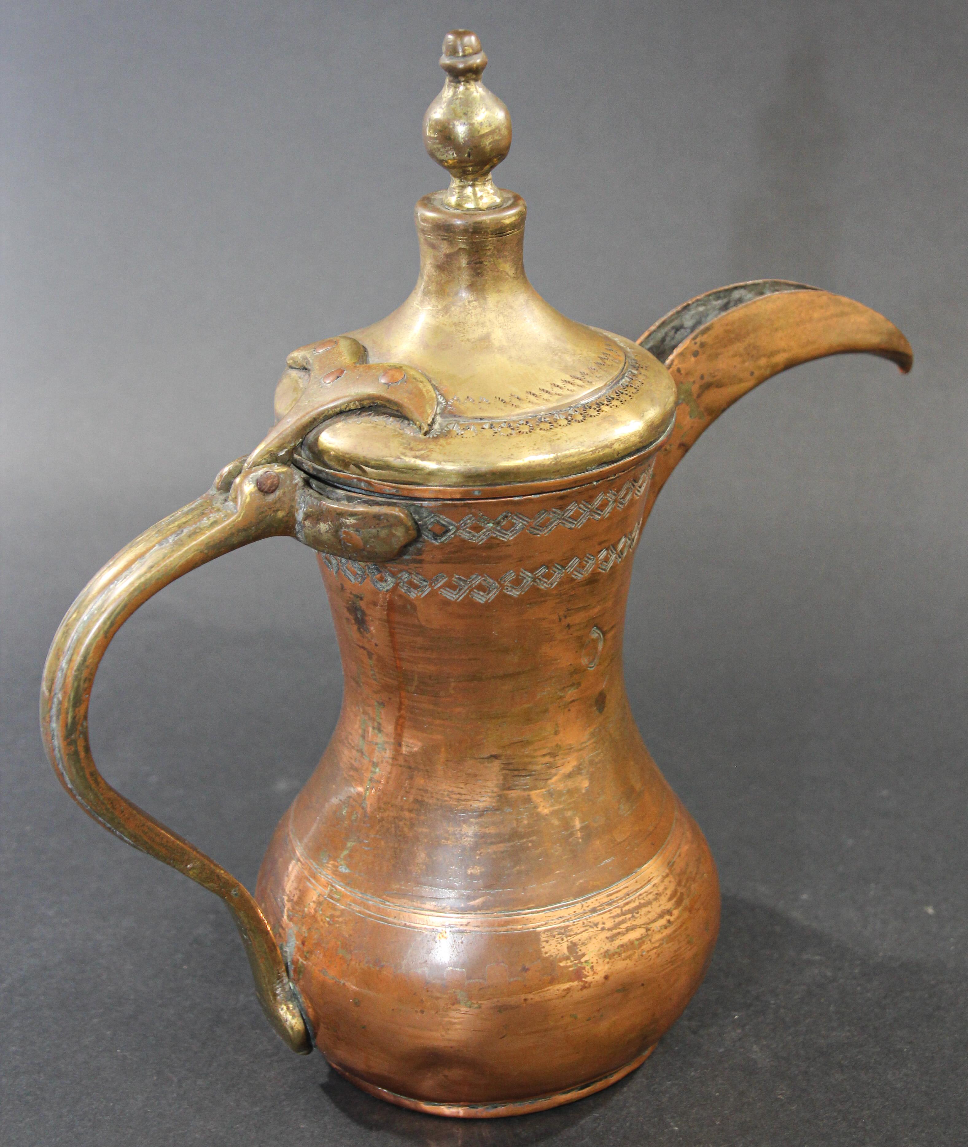 Antike arabische Dallah-Kaffeekanne aus Messing aus dem Nahen Osten im Angebot 1
