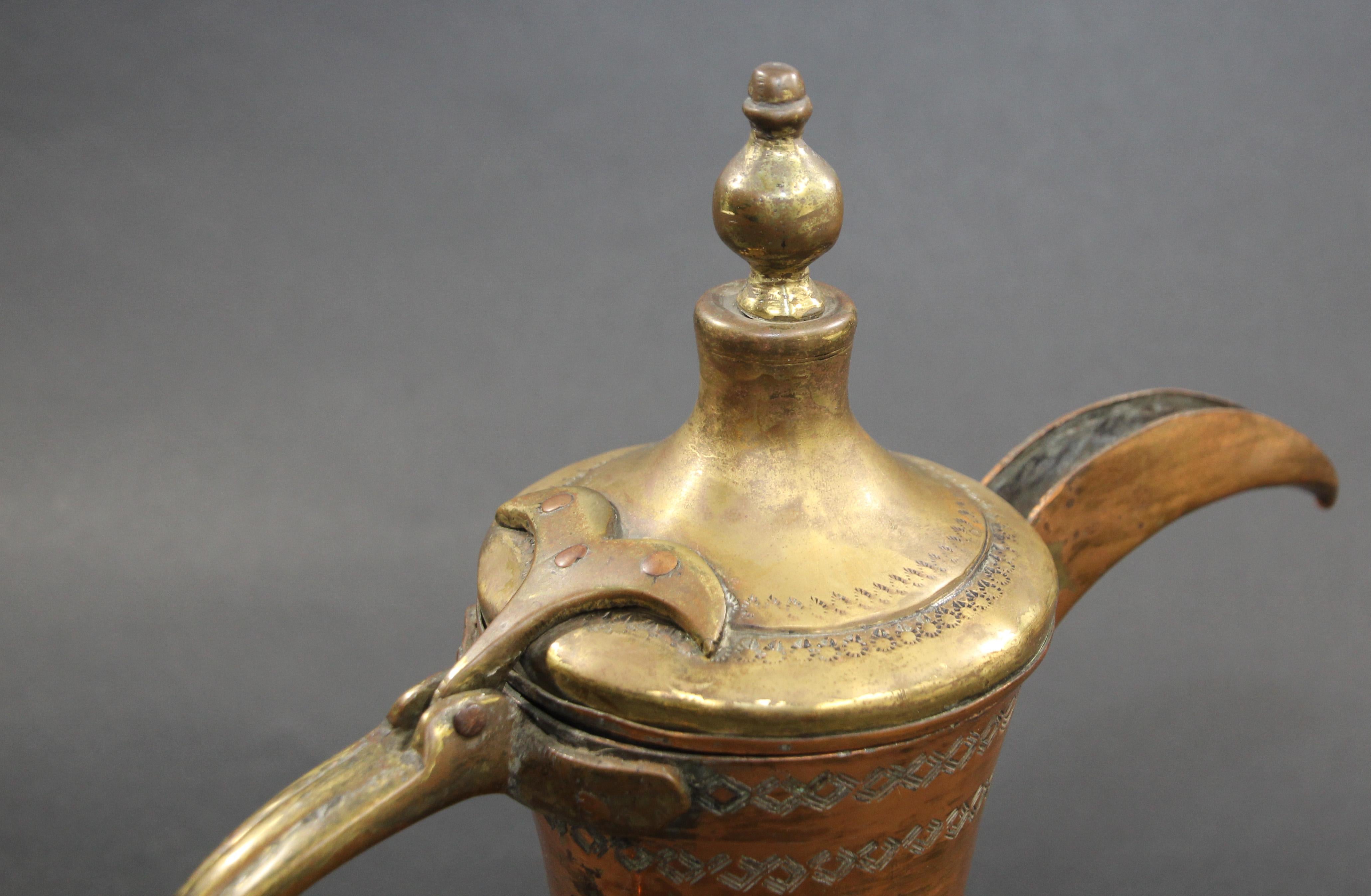 Antike arabische Dallah-Kaffeekanne aus Messing aus dem Nahen Osten im Angebot 2