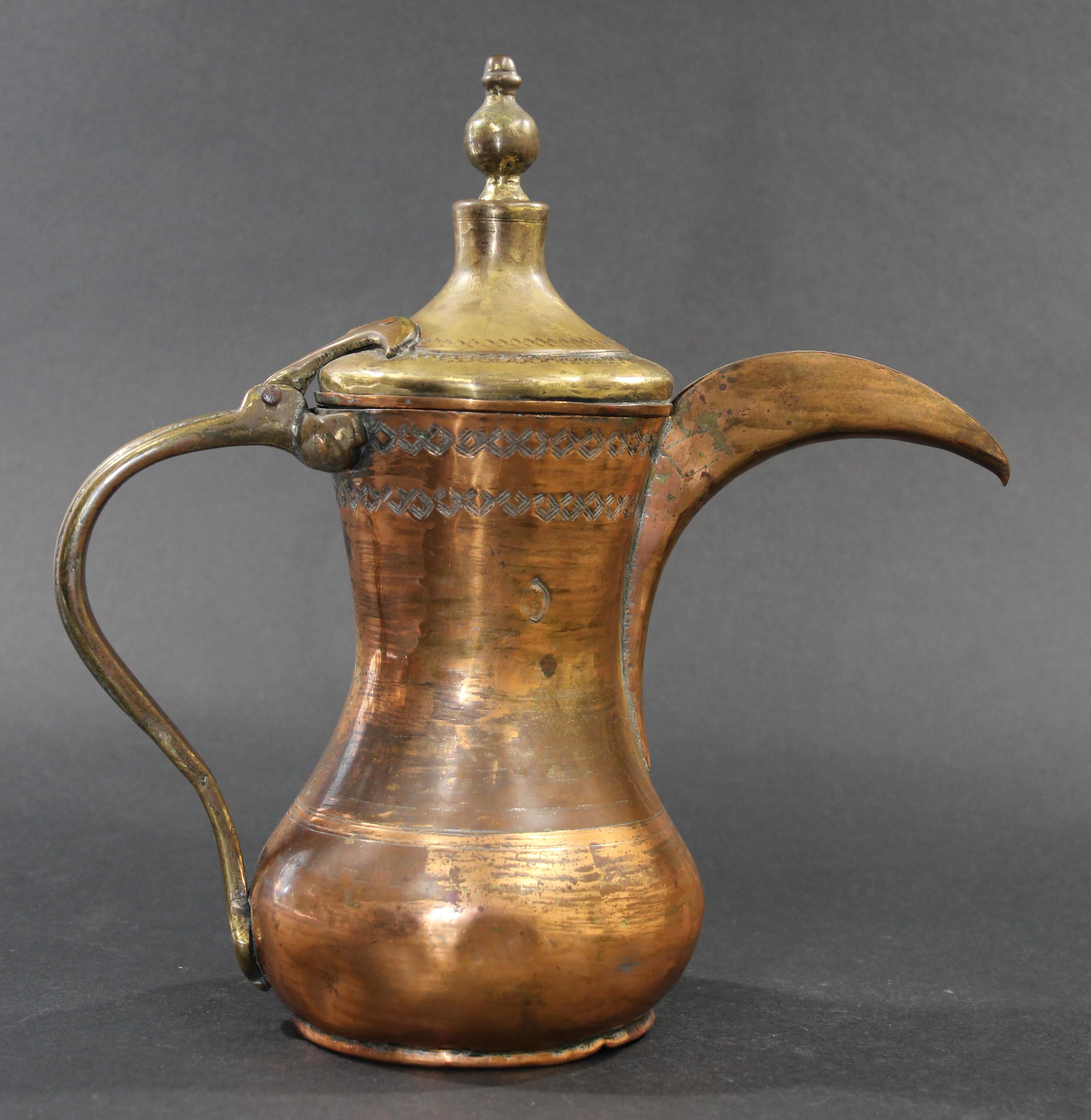 Antike arabische Dallah-Kaffeekanne aus Messing aus dem Nahen Osten im Angebot 4