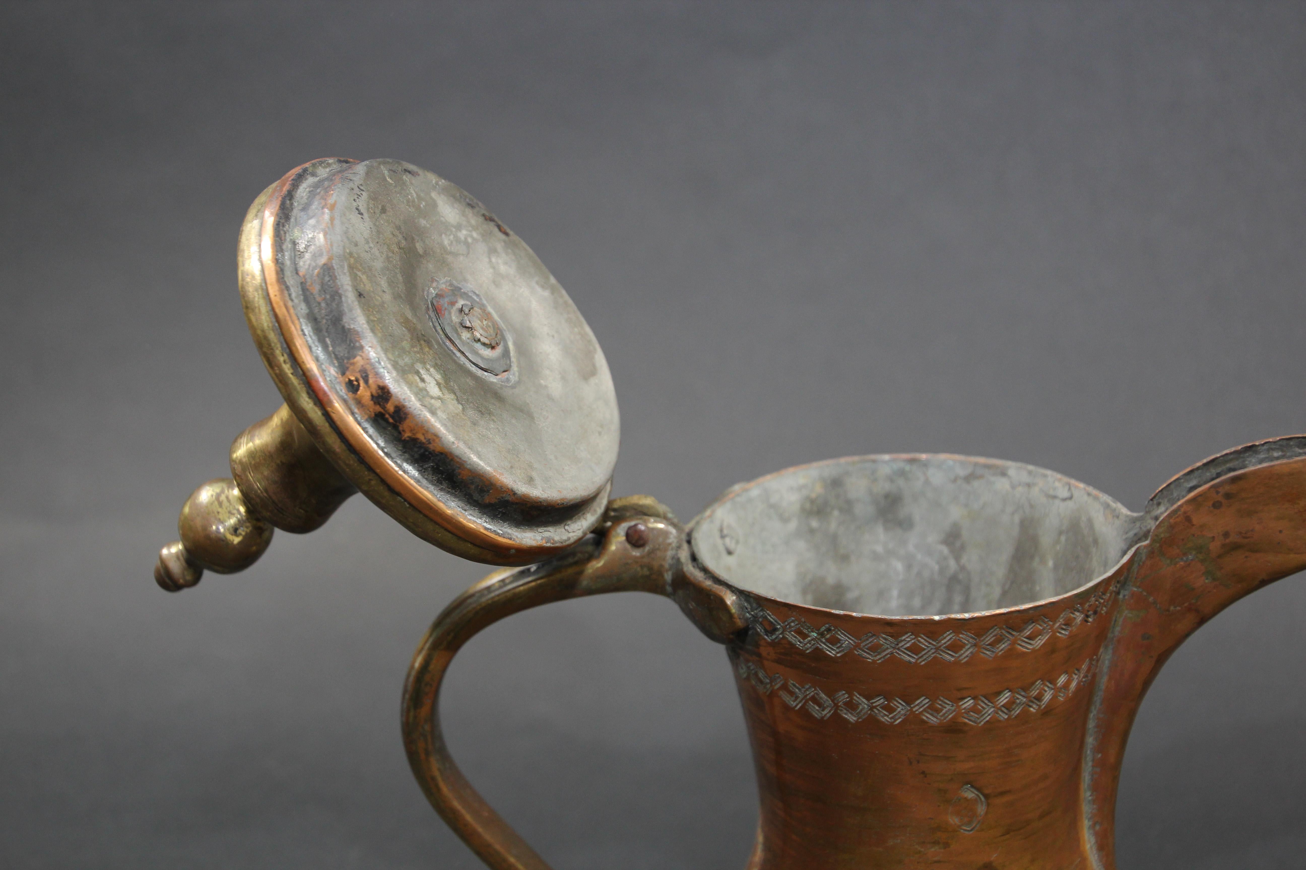 Antike arabische Dallah-Kaffeekanne aus Messing aus dem Nahen Osten im Angebot 7