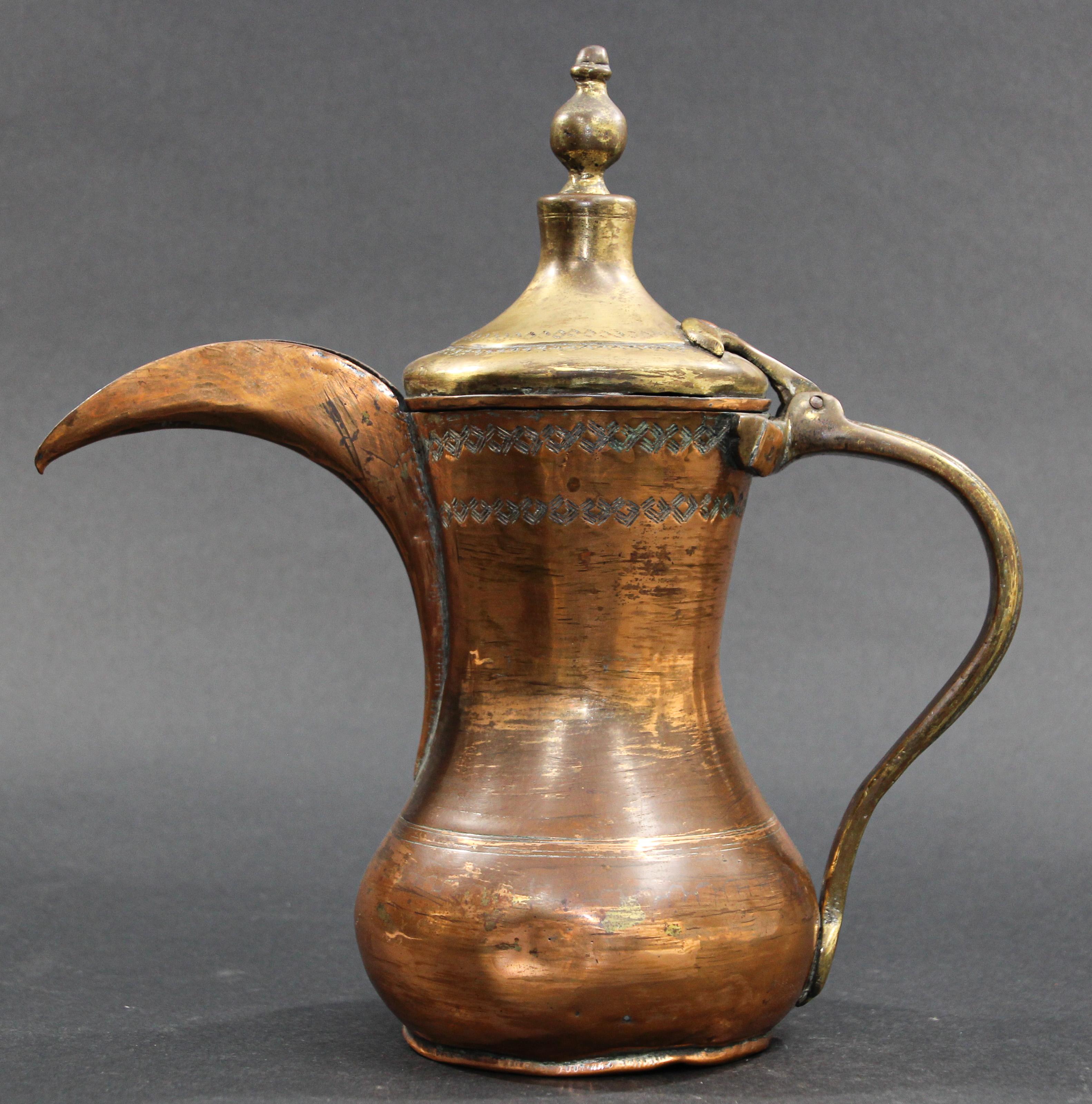 19th century antique Middle Eastern traditional Arabian tinned copper and brass Dallah coffee pot. 
Islamic Moorish coffee pot hand-hammered and chased copper with riveted brass finish and a very large spout. 
Brass handle and lid cover.
Size: