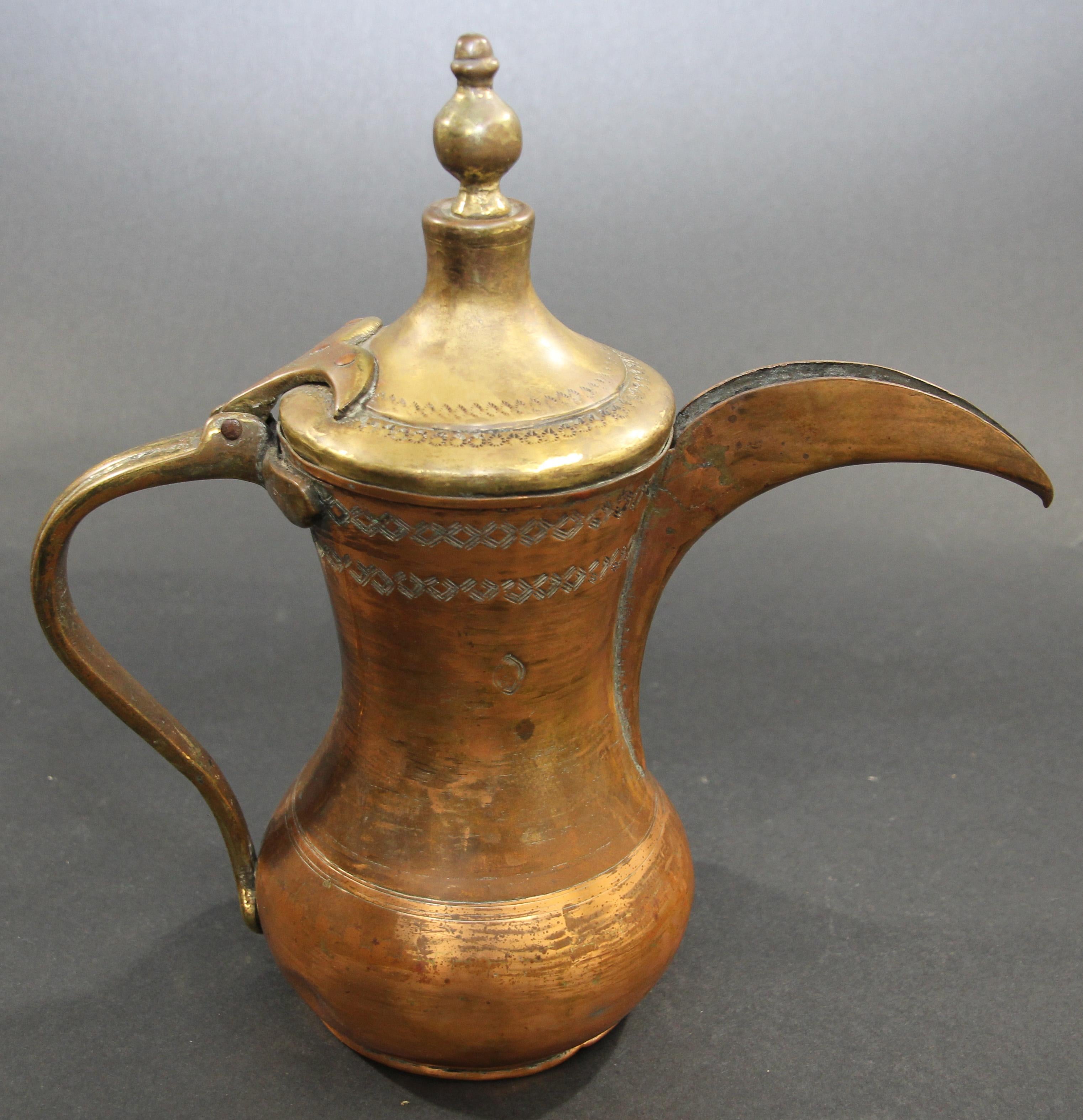 Antike arabische Dallah-Kaffeekanne aus Messing aus dem Nahen Osten im Angebot 11