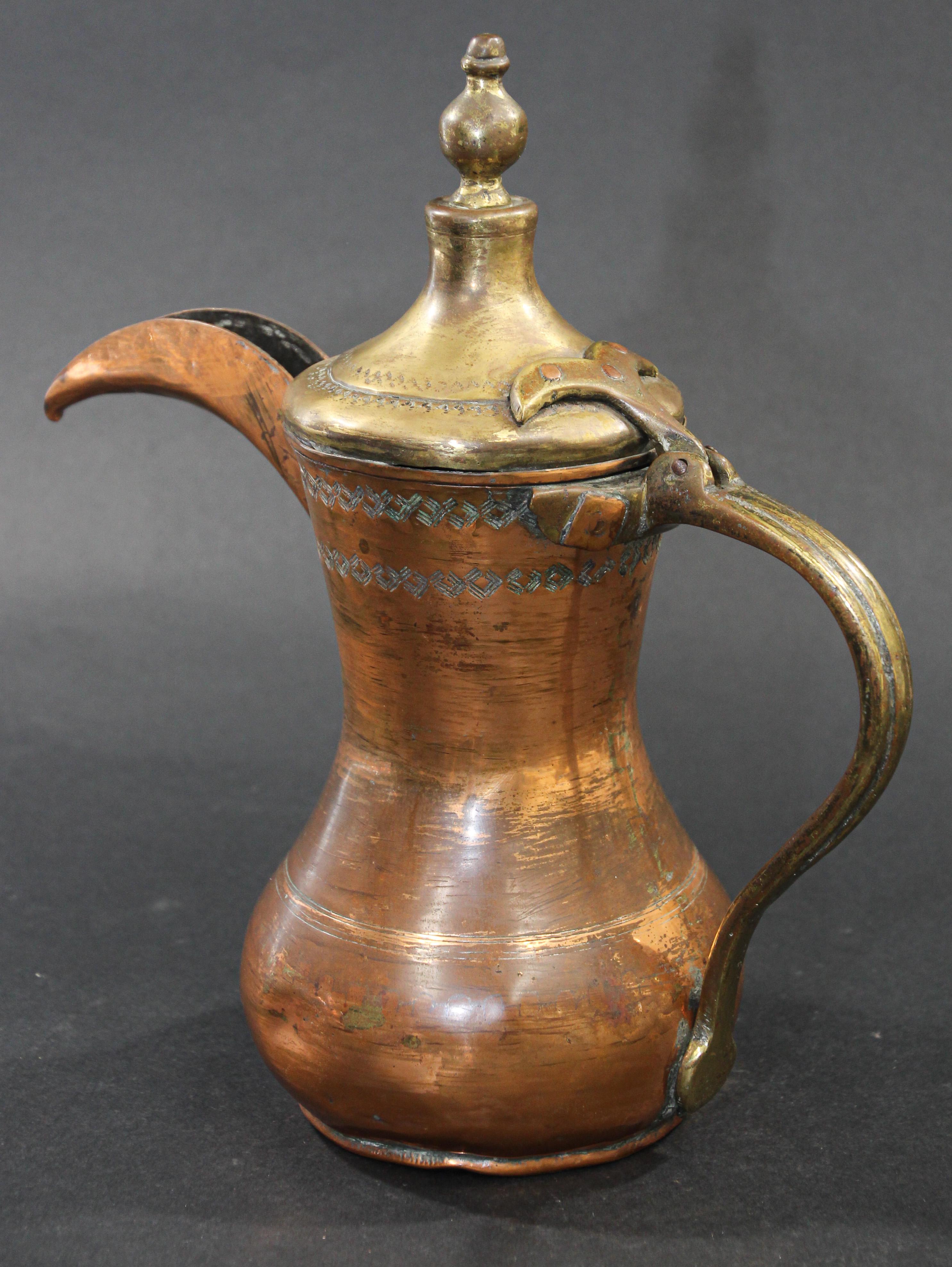 Antike arabische Dallah-Kaffeekanne aus Messing aus dem Nahen Osten (Maurisch) im Angebot