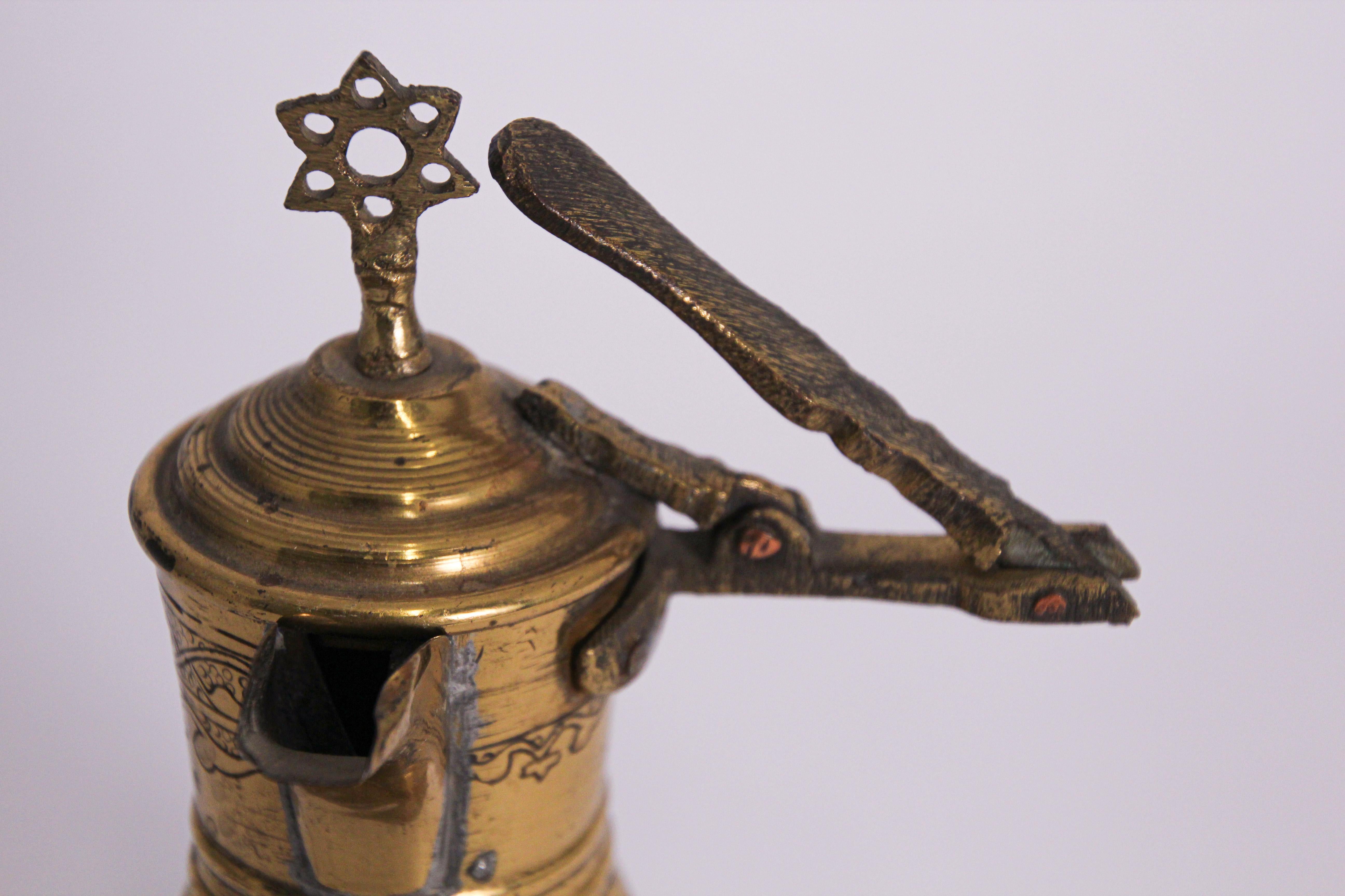Antique Moyen Orient Dallah Judaica Pot à café en laiton 4