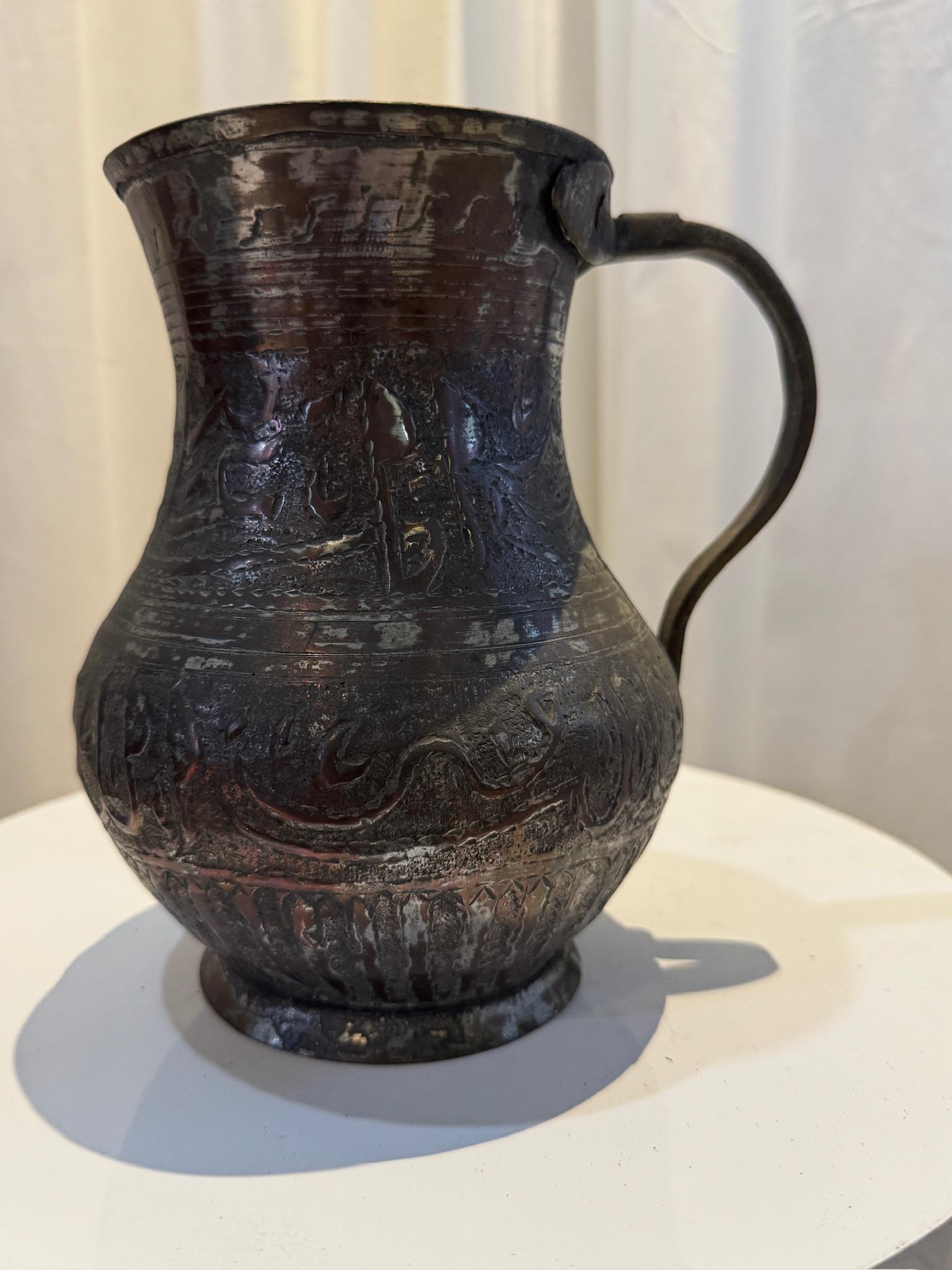 Islamico Antica brocca mediorientale in rame incisa a mano con calligrafia araba in vendita
