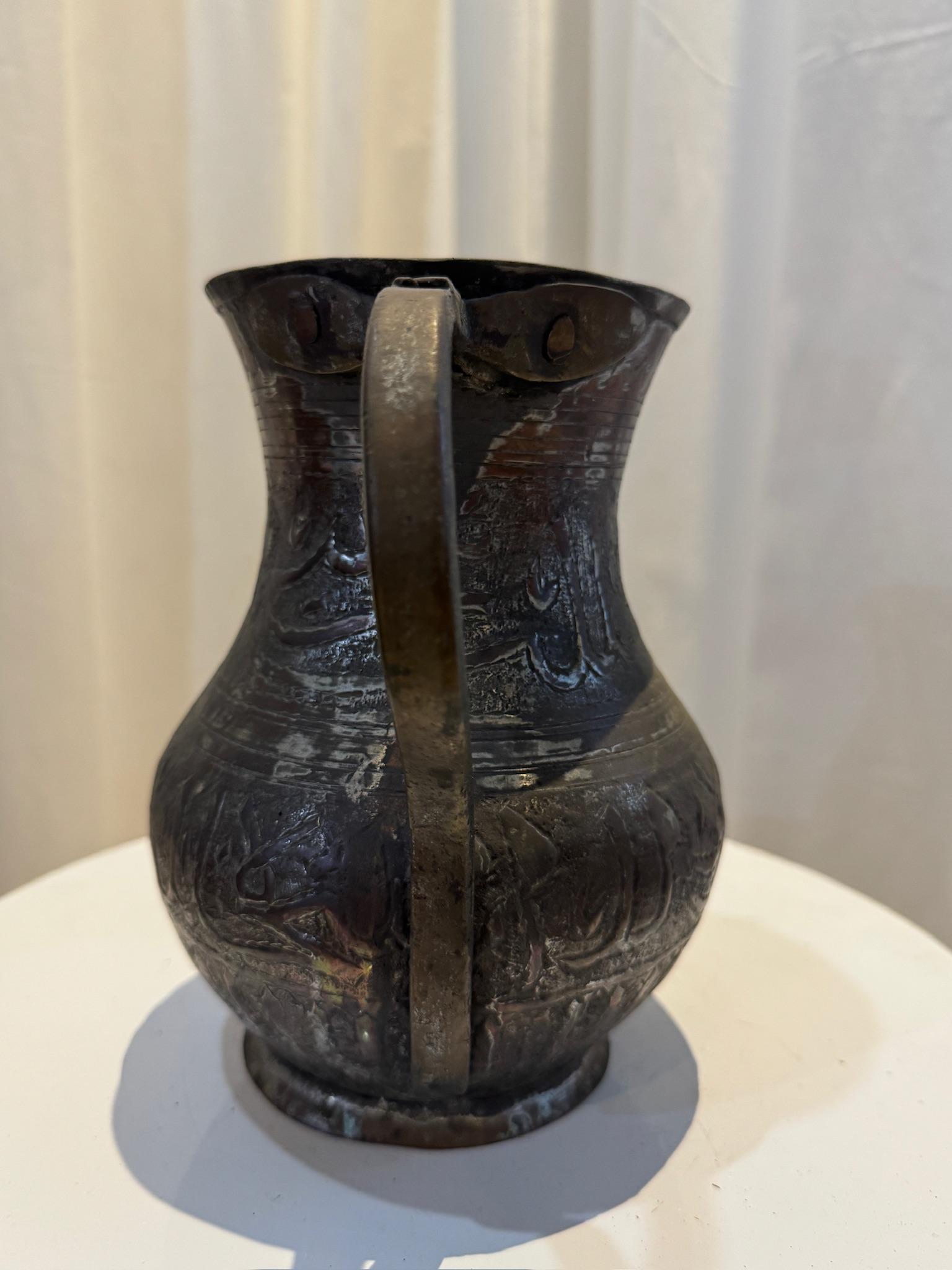 Turco Antica brocca mediorientale in rame incisa a mano con calligrafia araba in vendita