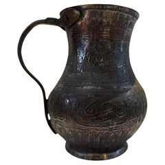 Pichet ancien en cuivre gravé à la main du Moyen-Orient avec calligraphie arabe