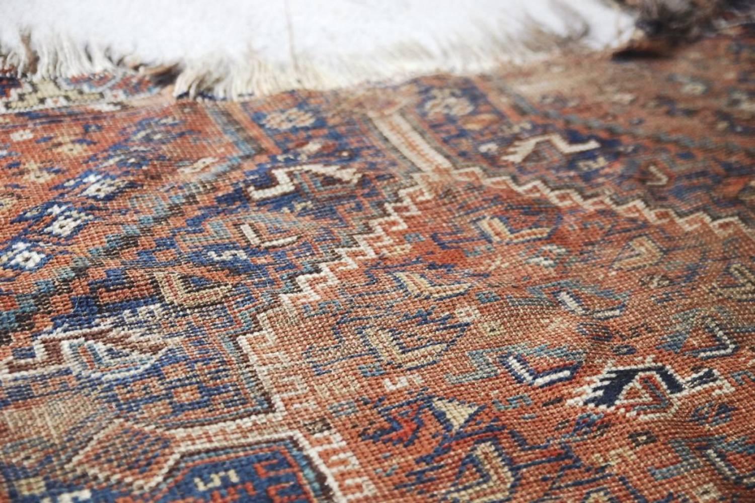 Laine Ancien tapis Shiraz tissé à la main au Moyen-Orient, années 1850 en vente