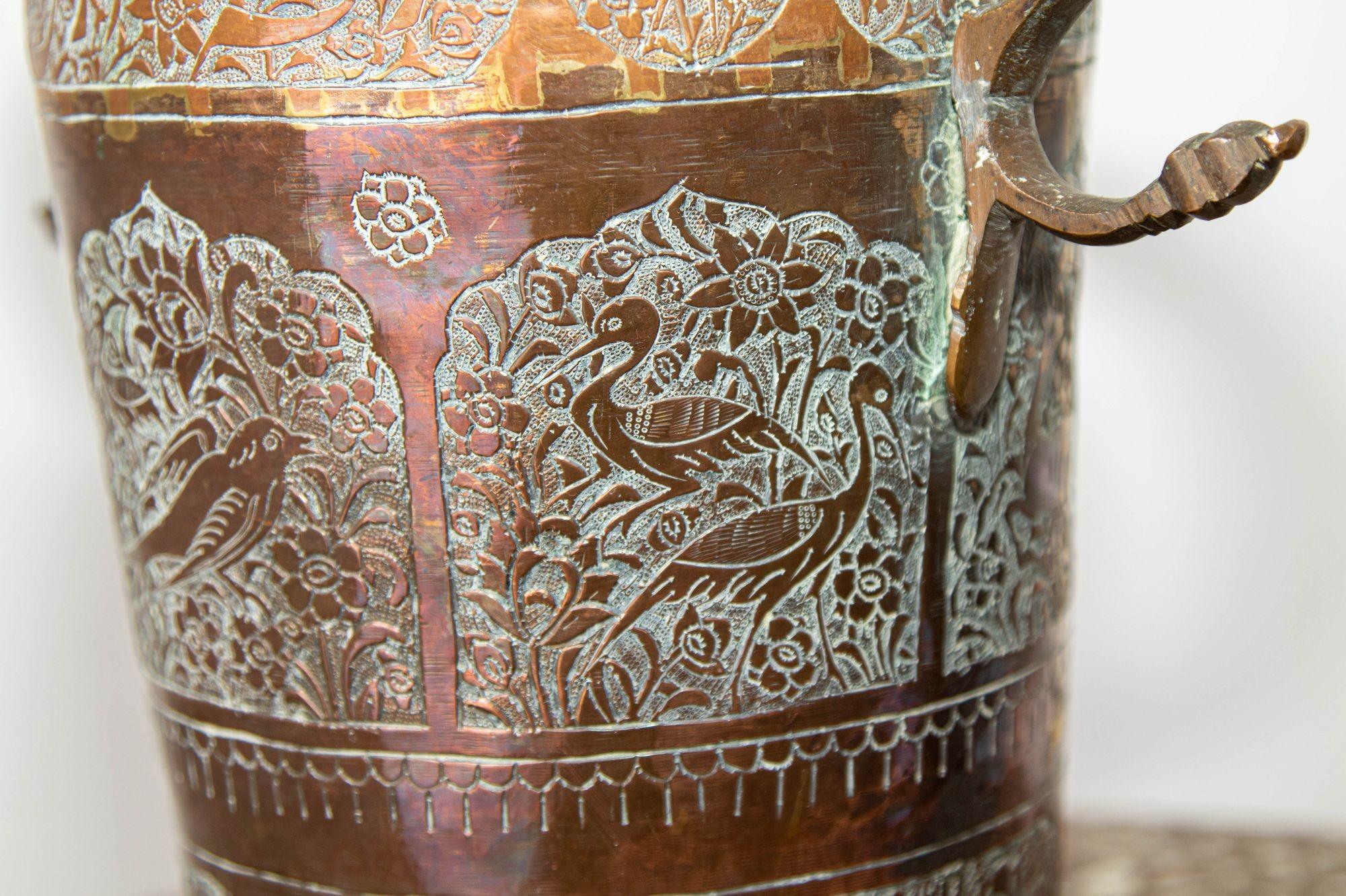 Vase ancien en cuivre islamique du Moyen-Orient avec poignées en vente 2