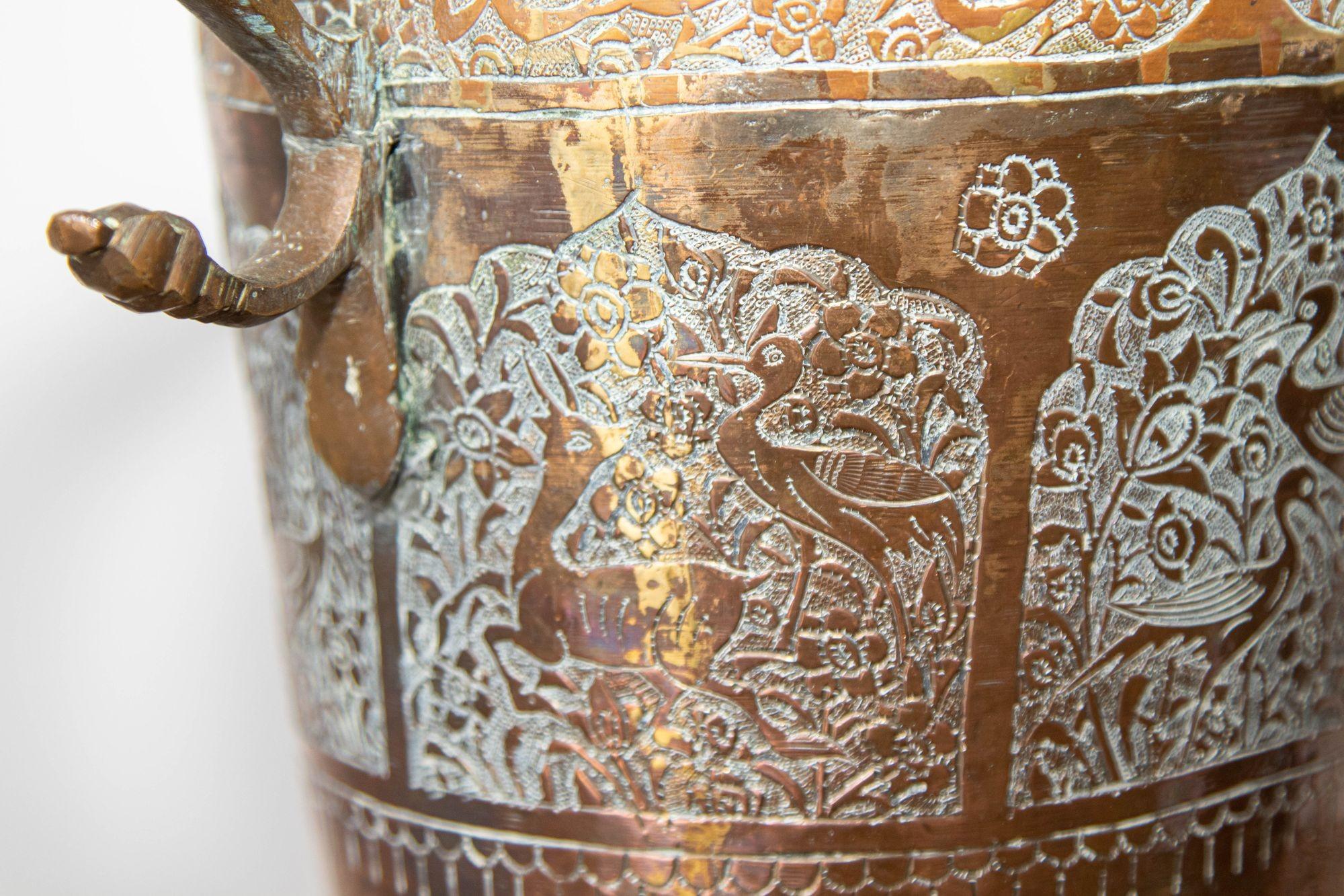 Antike islamische Kupfervase aus dem Nahen Osten mit Henkeln im Angebot 4