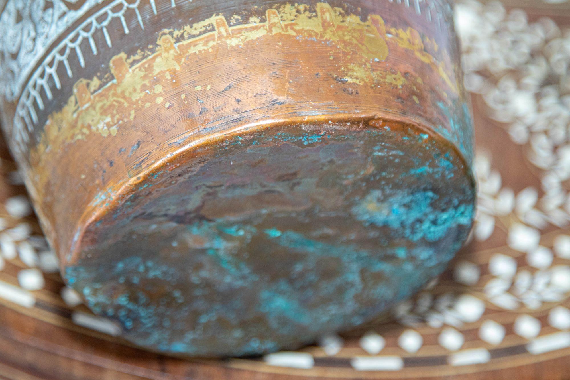 Antike islamische Kupfervase aus dem Nahen Osten mit Henkeln im Angebot 6