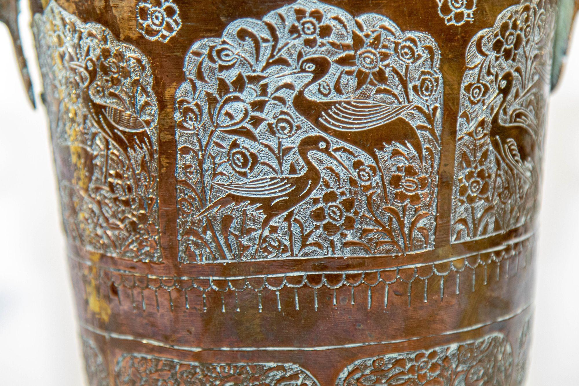 Antike islamische Kupfervase aus dem Nahen Osten mit Henkeln im Angebot 8