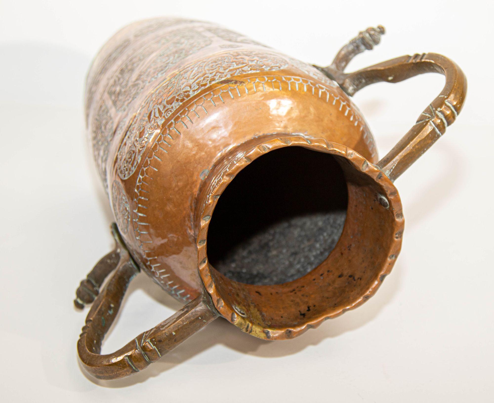 Vase ancien en cuivre islamique du Moyen-Orient avec poignées en vente 11