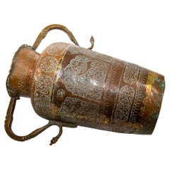 Antike islamische Kupfervase aus dem Nahen Osten mit Henkeln