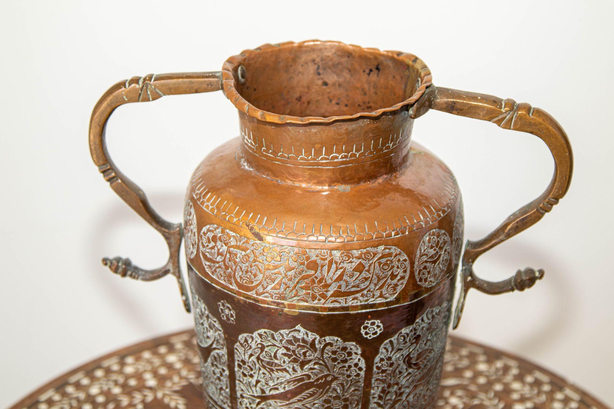 Sculpté à la main Vase ancien en cuivre islamique du Moyen-Orient avec poignées en vente