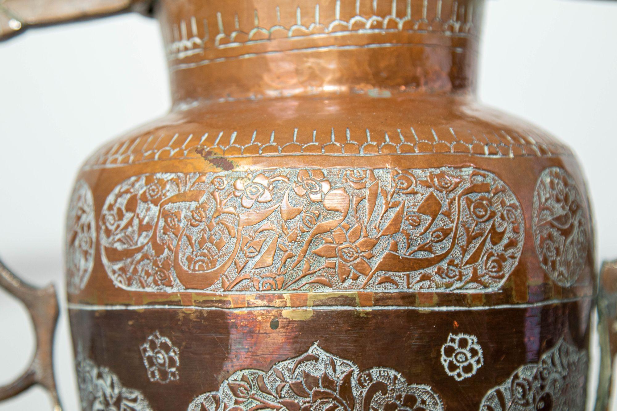 Antike islamische Kupfervase aus dem Nahen Osten mit Henkeln (Handgeschnitzt) im Angebot