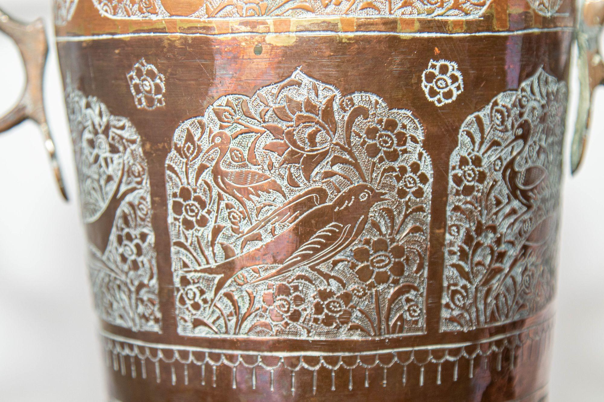 Antike islamische Kupfervase aus dem Nahen Osten mit Henkeln im Zustand „Relativ gut“ im Angebot in North Hollywood, CA