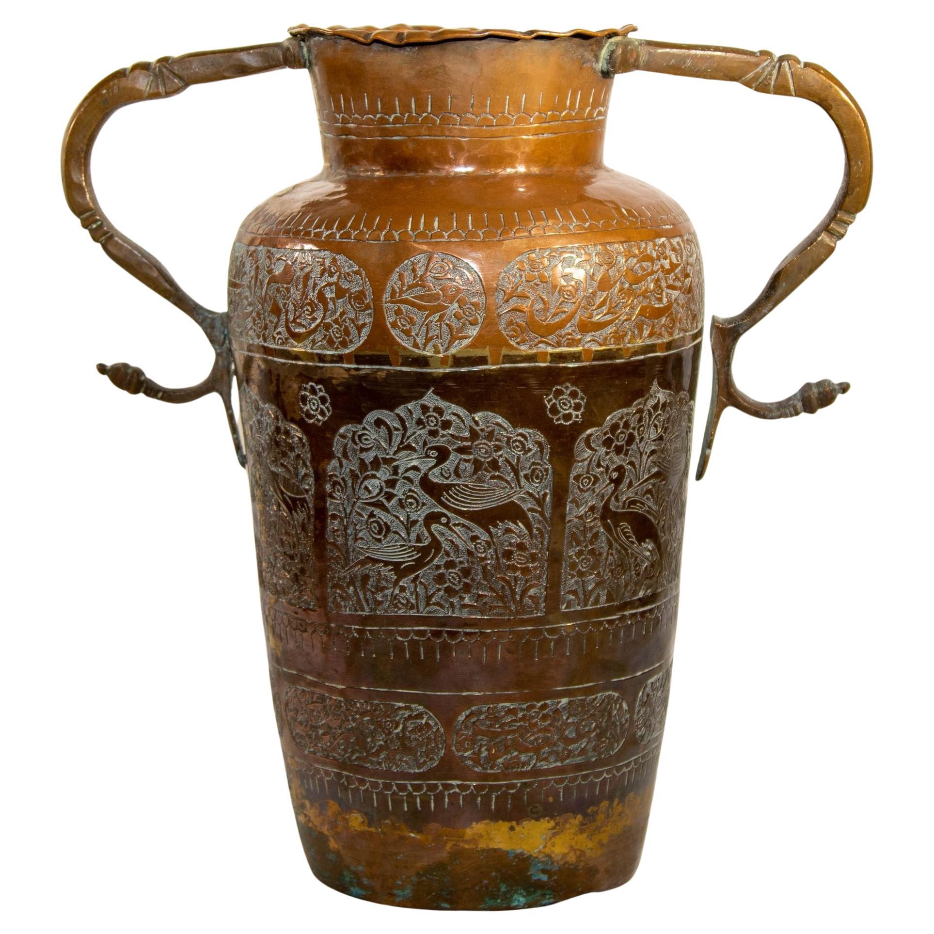 Vase ancien en cuivre islamique du Moyen-Orient avec poignées en vente