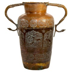 Vase ancien en cuivre islamique du Moyen-Orient avec poignées