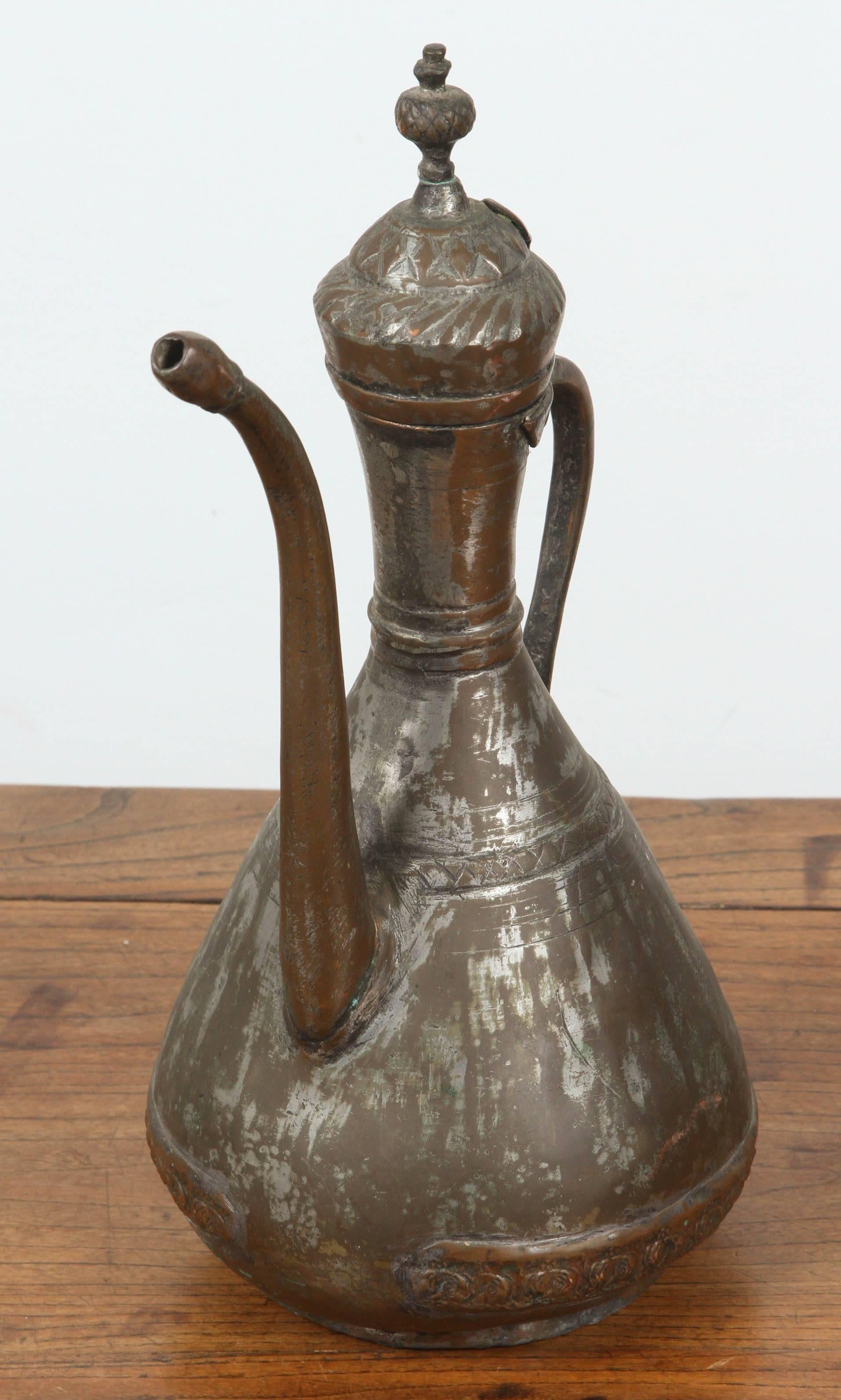Antiguo aguamanil de cobre estañado turco o persa de Oriente Medio.
Bonito recipiente decorativo martillado a mano, gran pátina antigua.
Cafetera o tetera asiática artesanal, de cobre estañado, gran metalistería étnica típica de Oriente Medio de