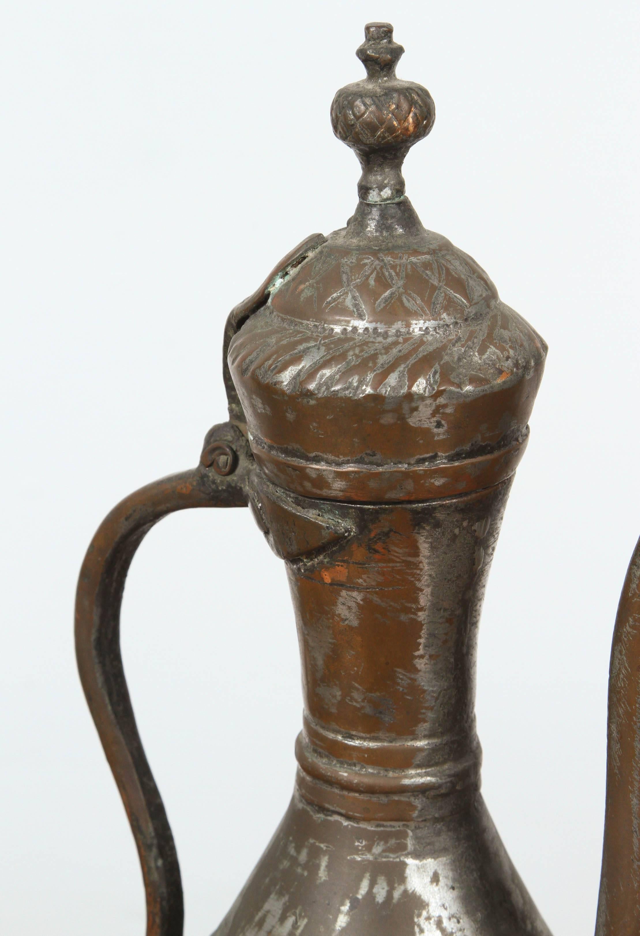 Mauresque Ancienne aiguière mauresque en cuivre étamé du Moyen-Orient en vente