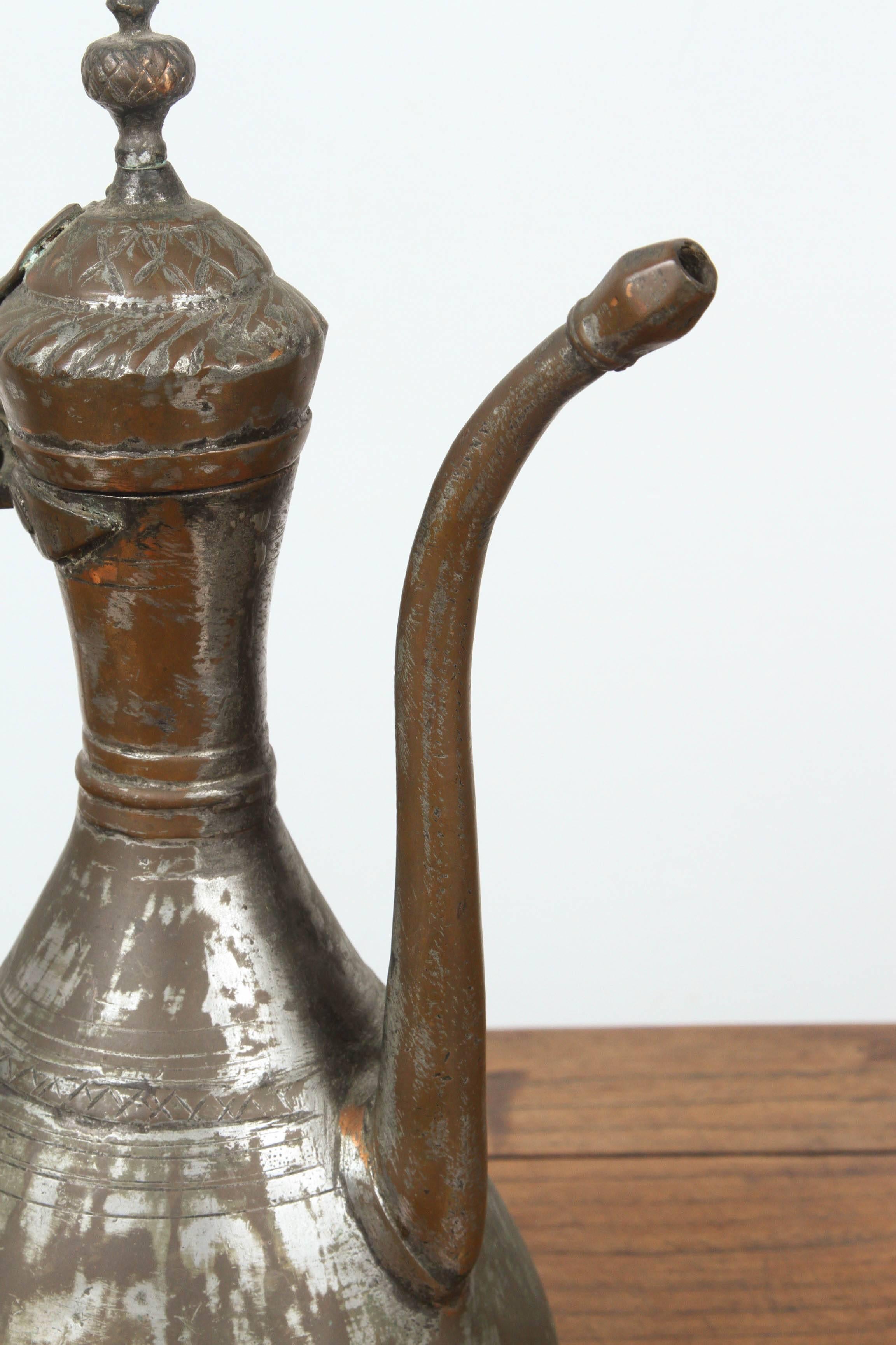 Asiatique Ancienne aiguière mauresque en cuivre étamé du Moyen-Orient en vente