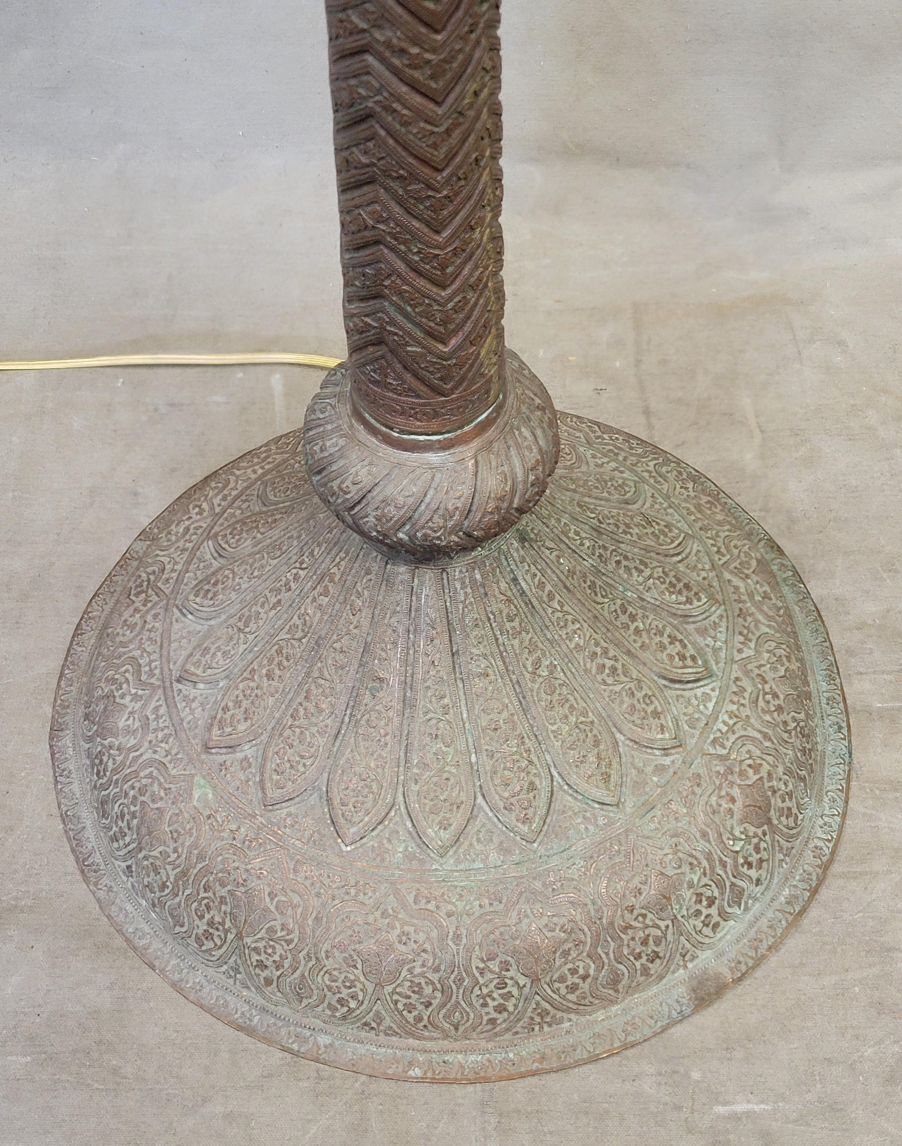 Antique lampadaire torchère marocain du Moyen-Orient en cuivre incisé mauresque 3