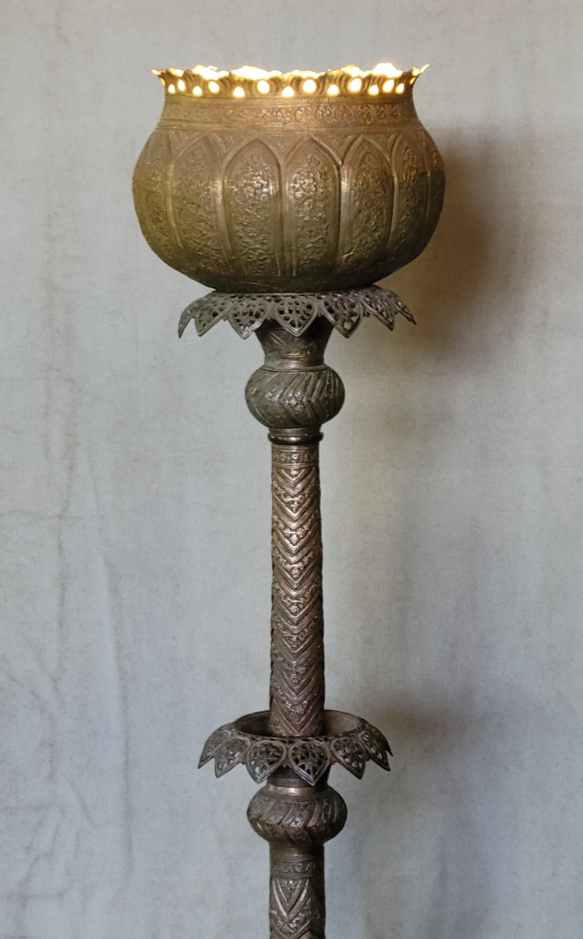 Mauresque Antique lampadaire torchère marocain du Moyen-Orient en cuivre incisé mauresque