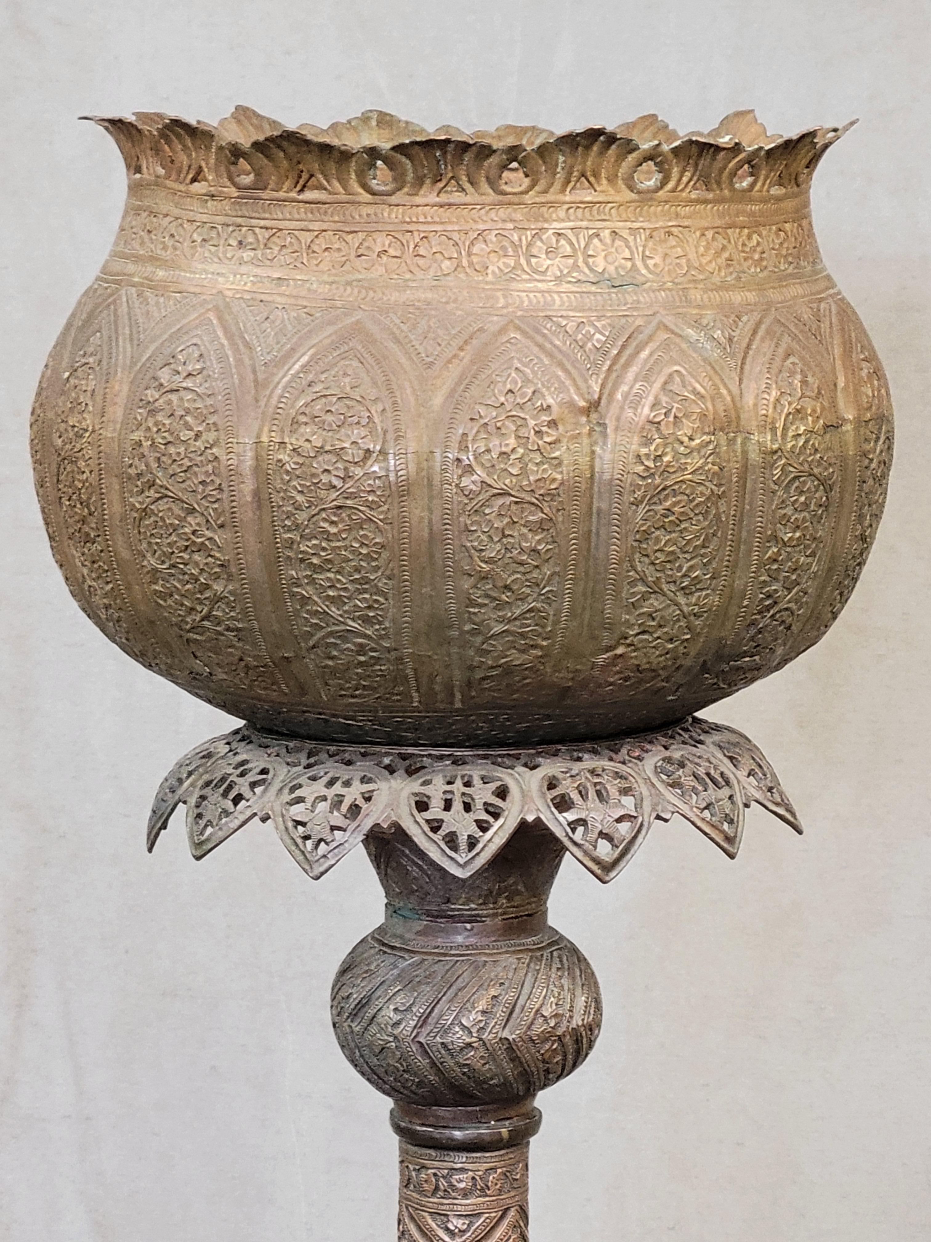 Fait main Antique lampadaire torchère marocain du Moyen-Orient en cuivre incisé mauresque