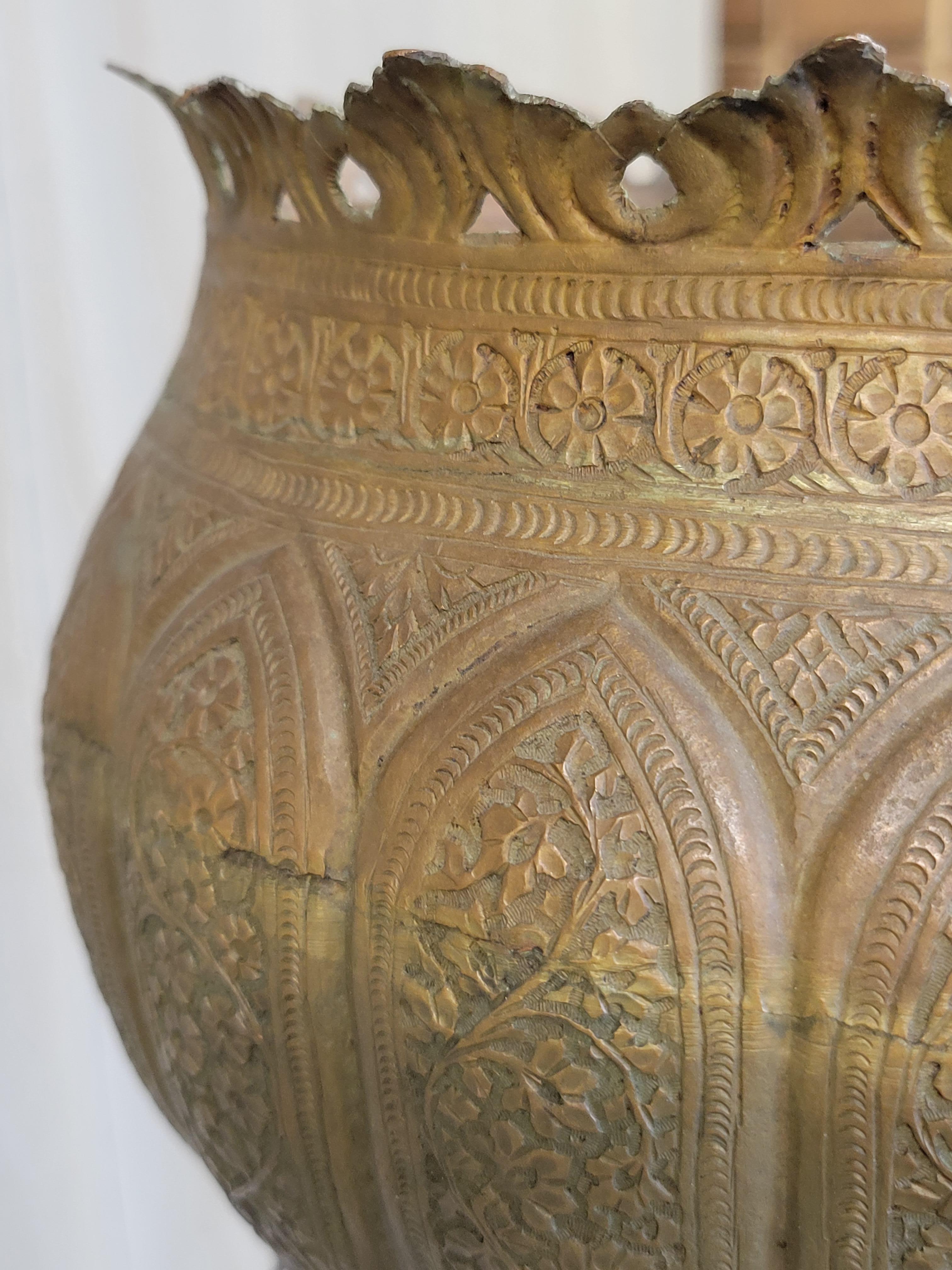 Antique lampadaire torchère marocain du Moyen-Orient en cuivre incisé mauresque Bon état à Centennial, CO