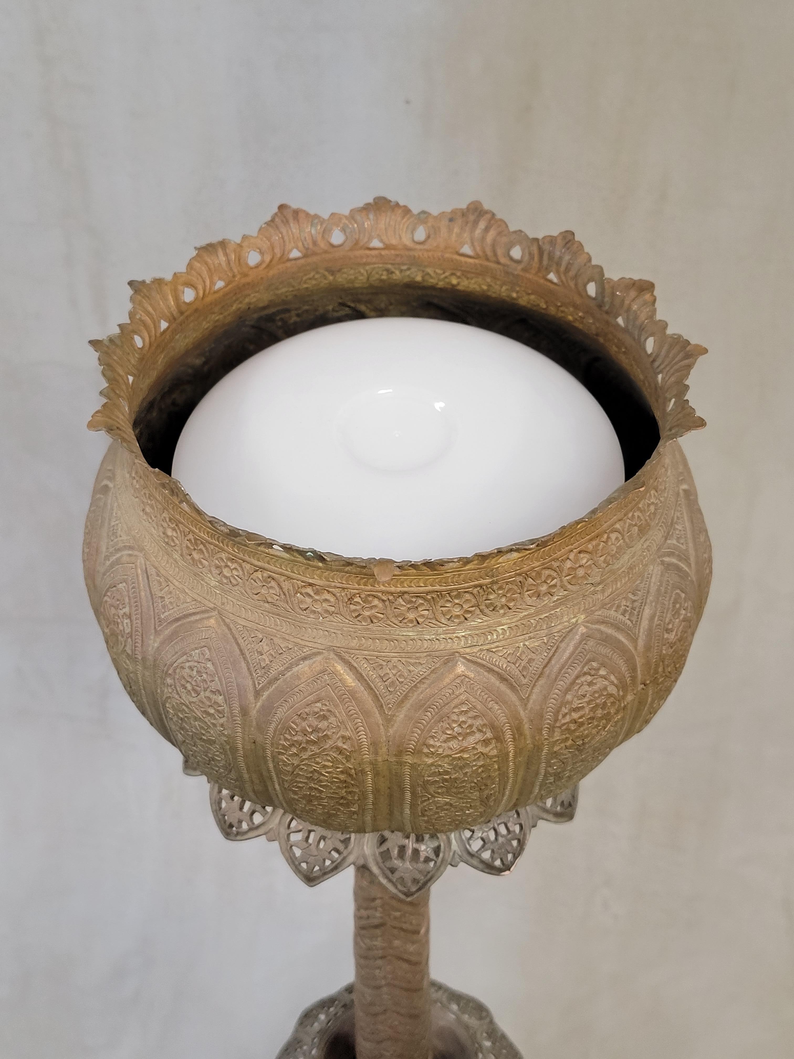 Cuivre Antique lampadaire torchère marocain du Moyen-Orient en cuivre incisé mauresque